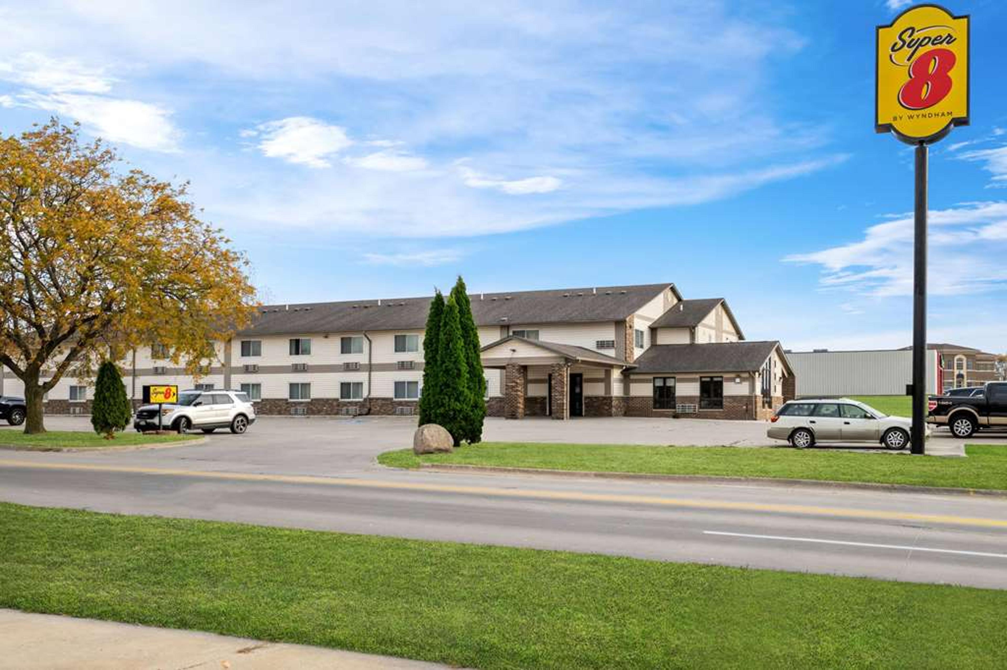 SUPER 8 BY WYNDHAM WAVERLY