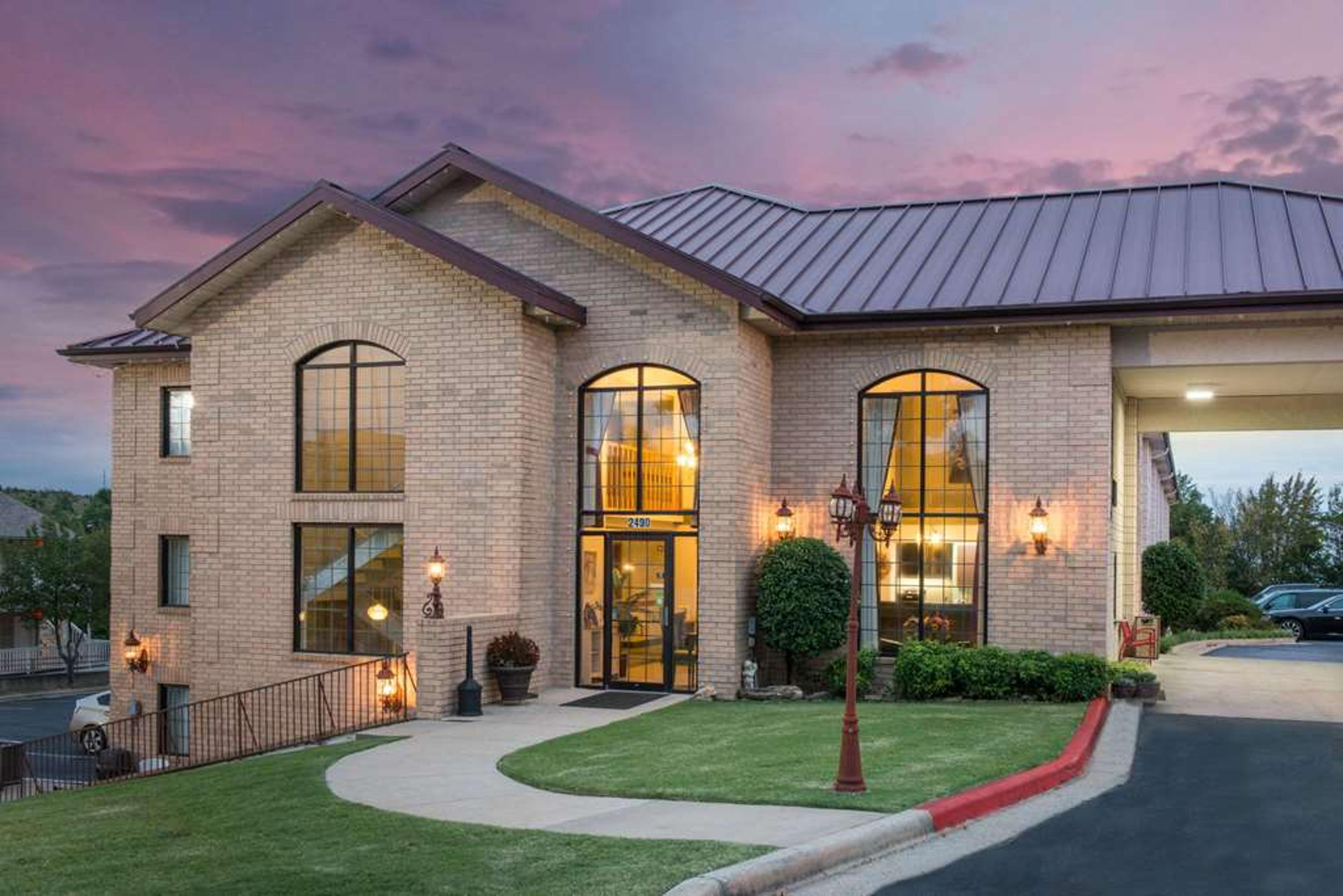 SUPER 8 BY WYNDHAM BRANSON/ANDY WIL