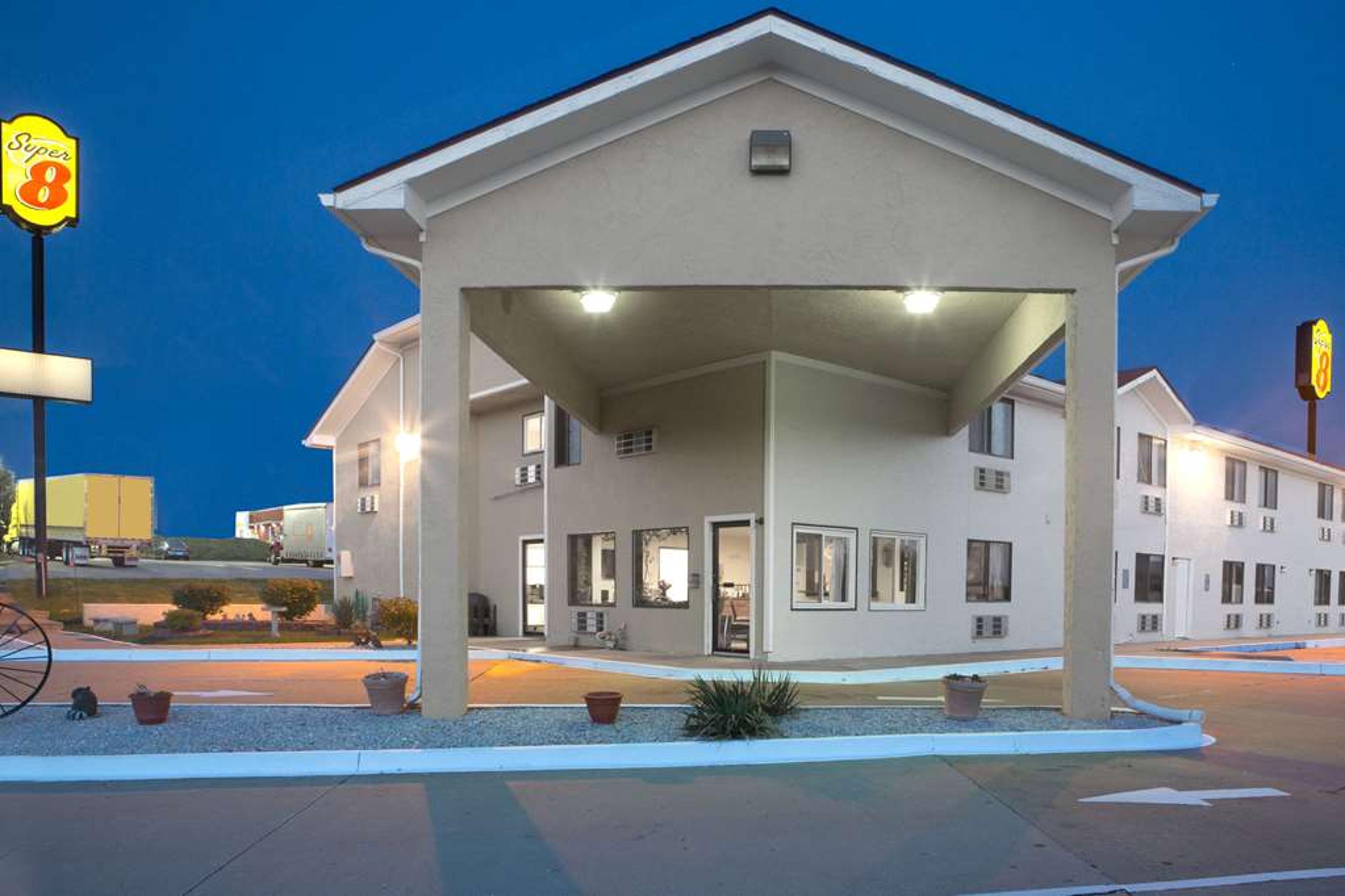 SUPER 8 BY WYNDHAM BOONVILLE