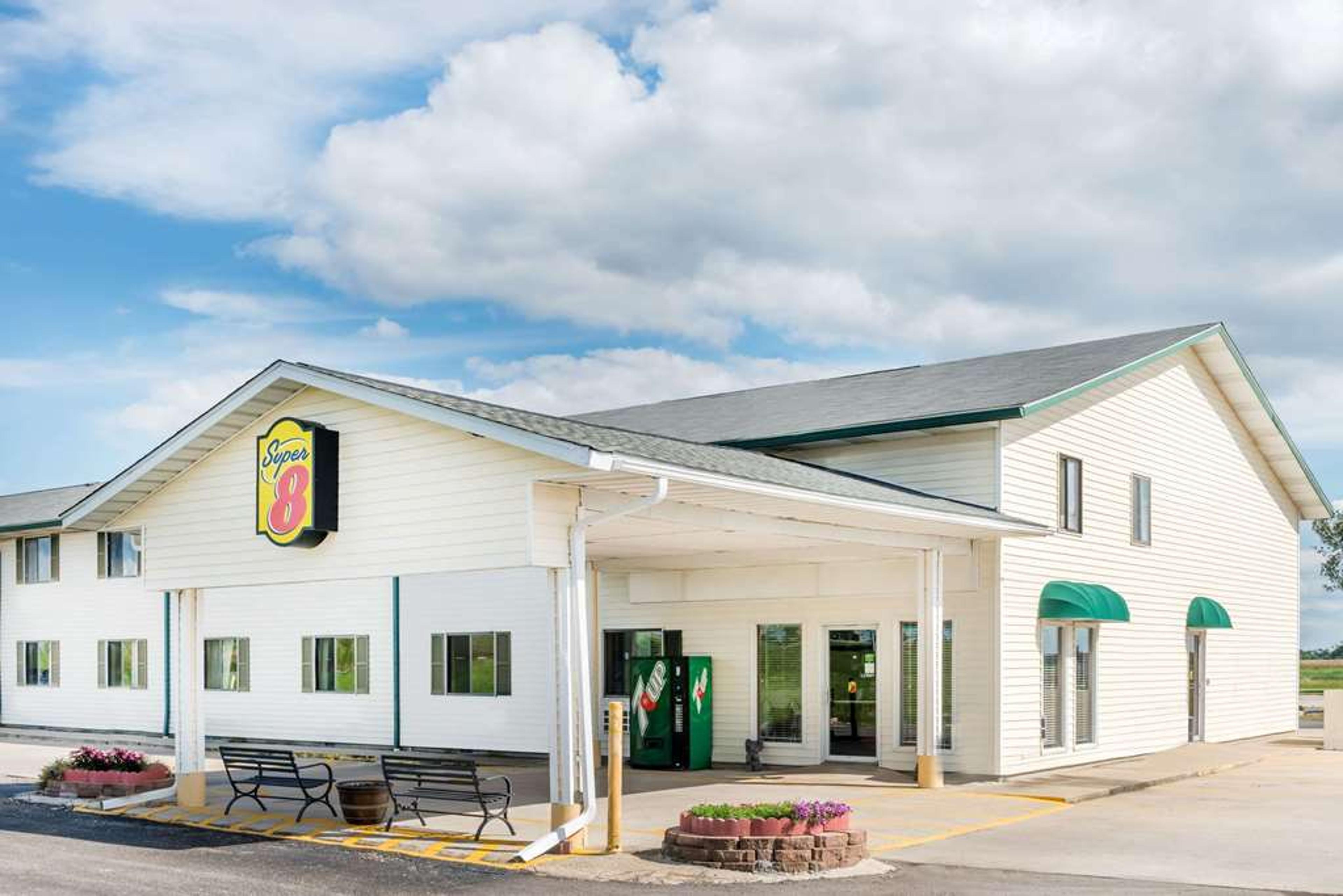 SUPER 8 BY WYNDHAM OKAWVILLE