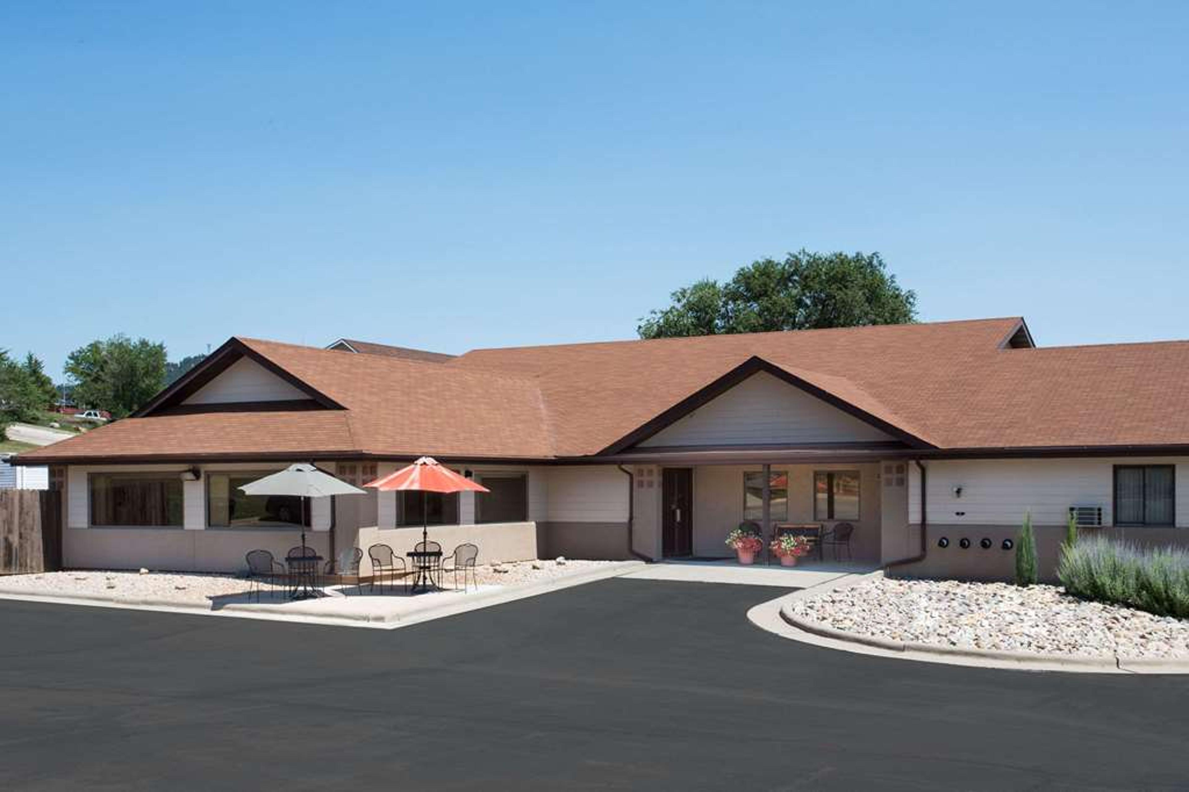SUPER 8 BY WYNDHAM HOT SPRINGS