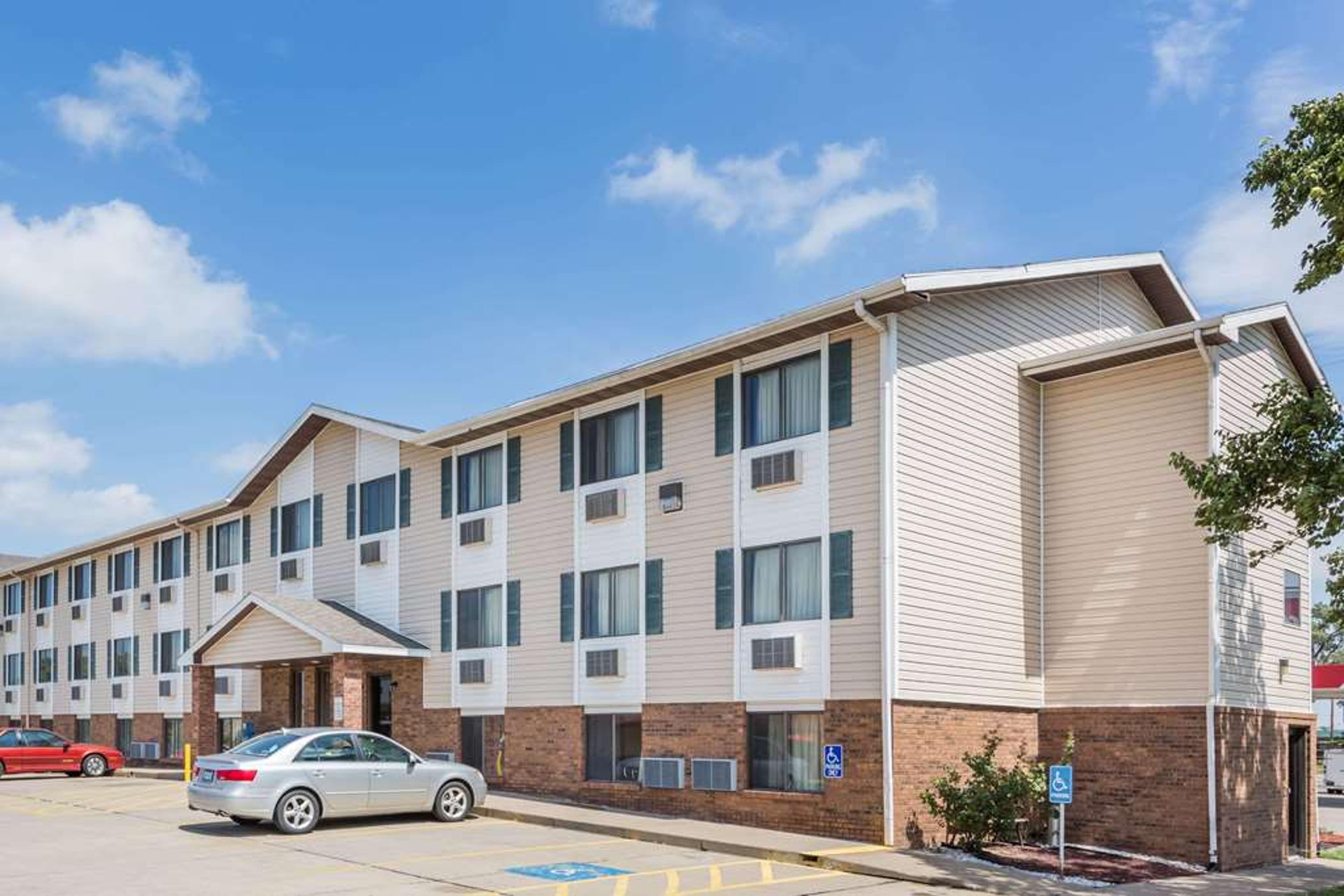 SUPER 8 BY WYNDHAM MANHATTAN KS