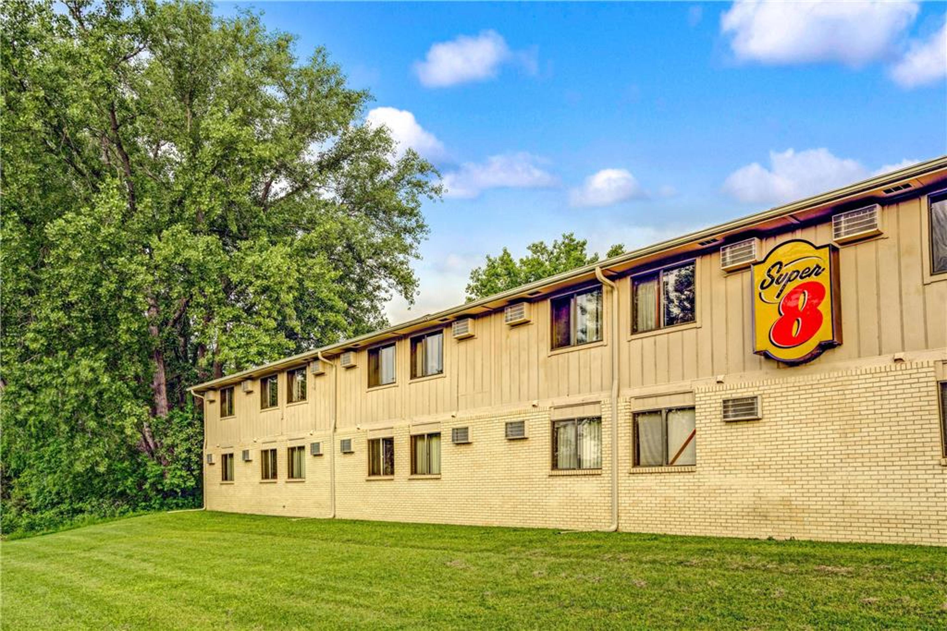 SUPER 8 BY WYNDHAM CHASKA