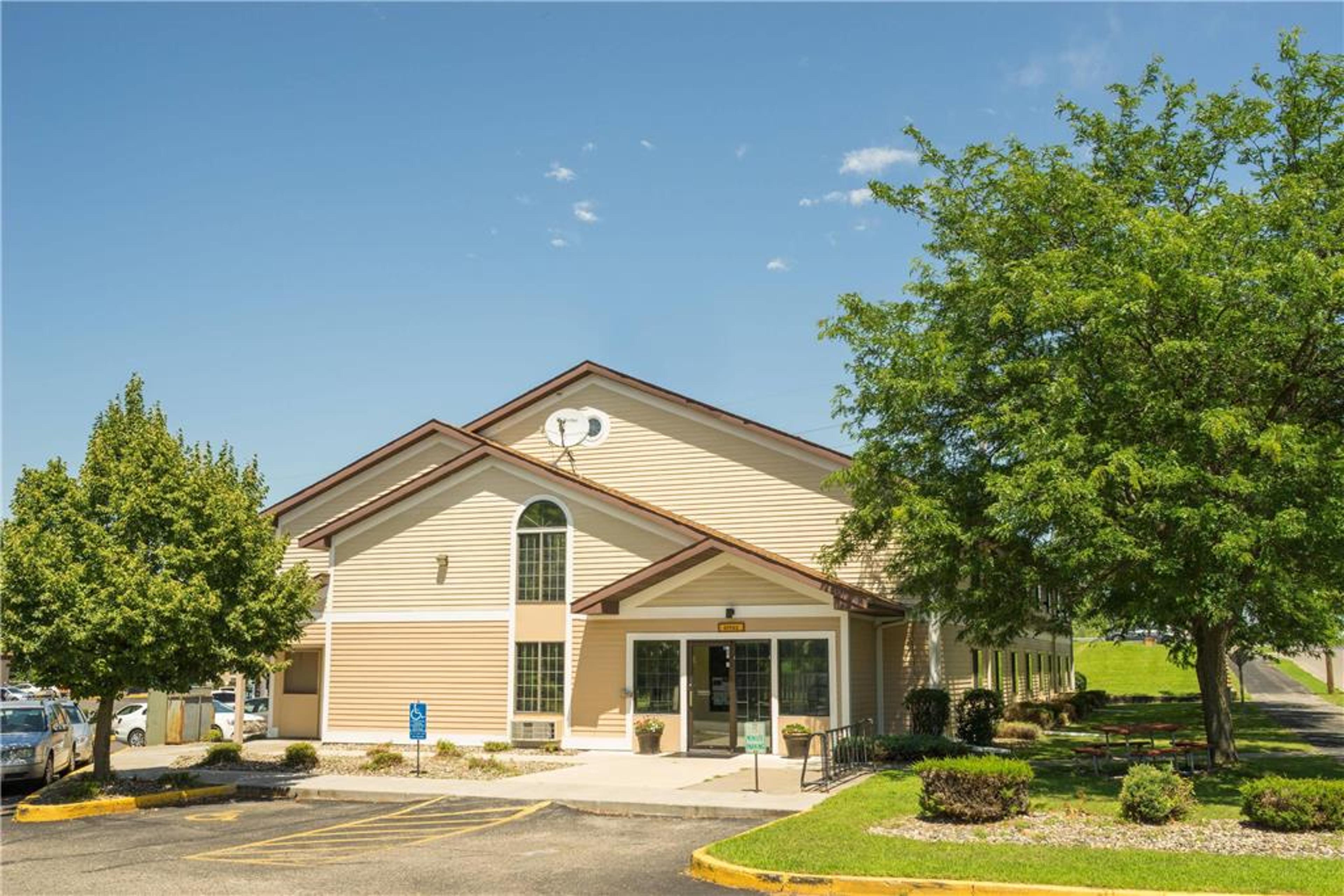 SUPER 8 BY WYNDHAM RED WING