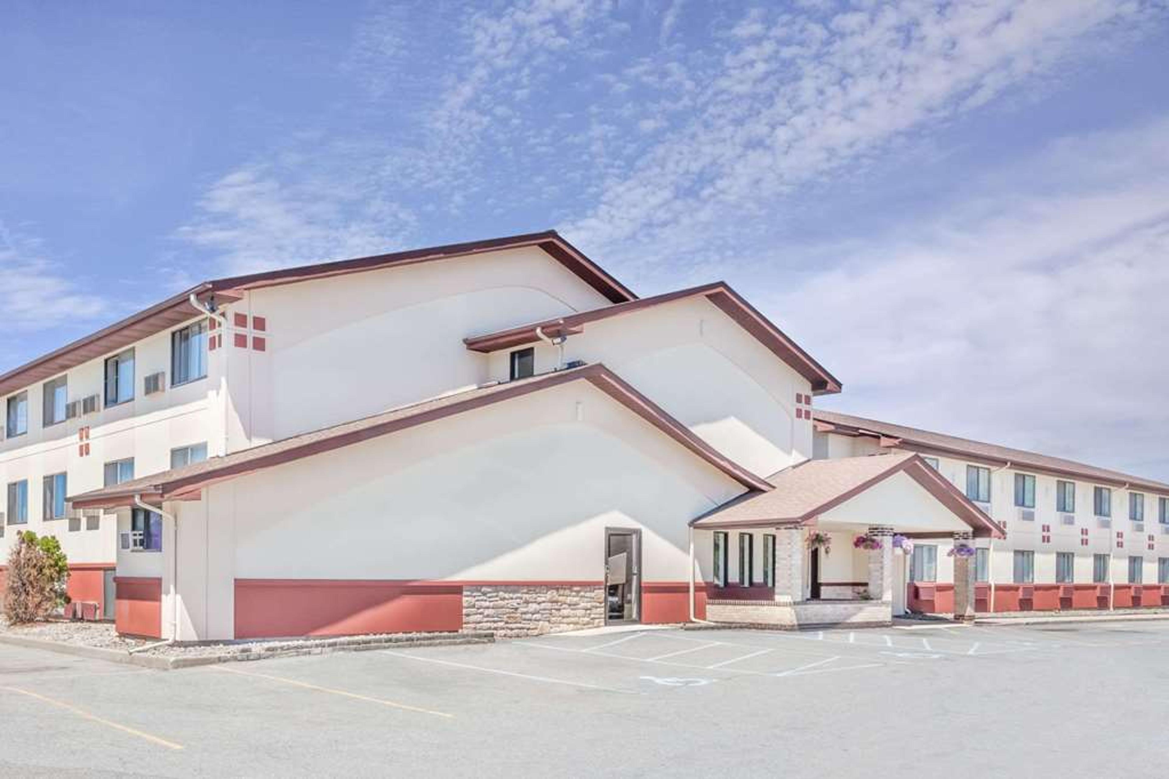 SUPER 8 BY WYNDHAM MONTGOMERY MAYBR