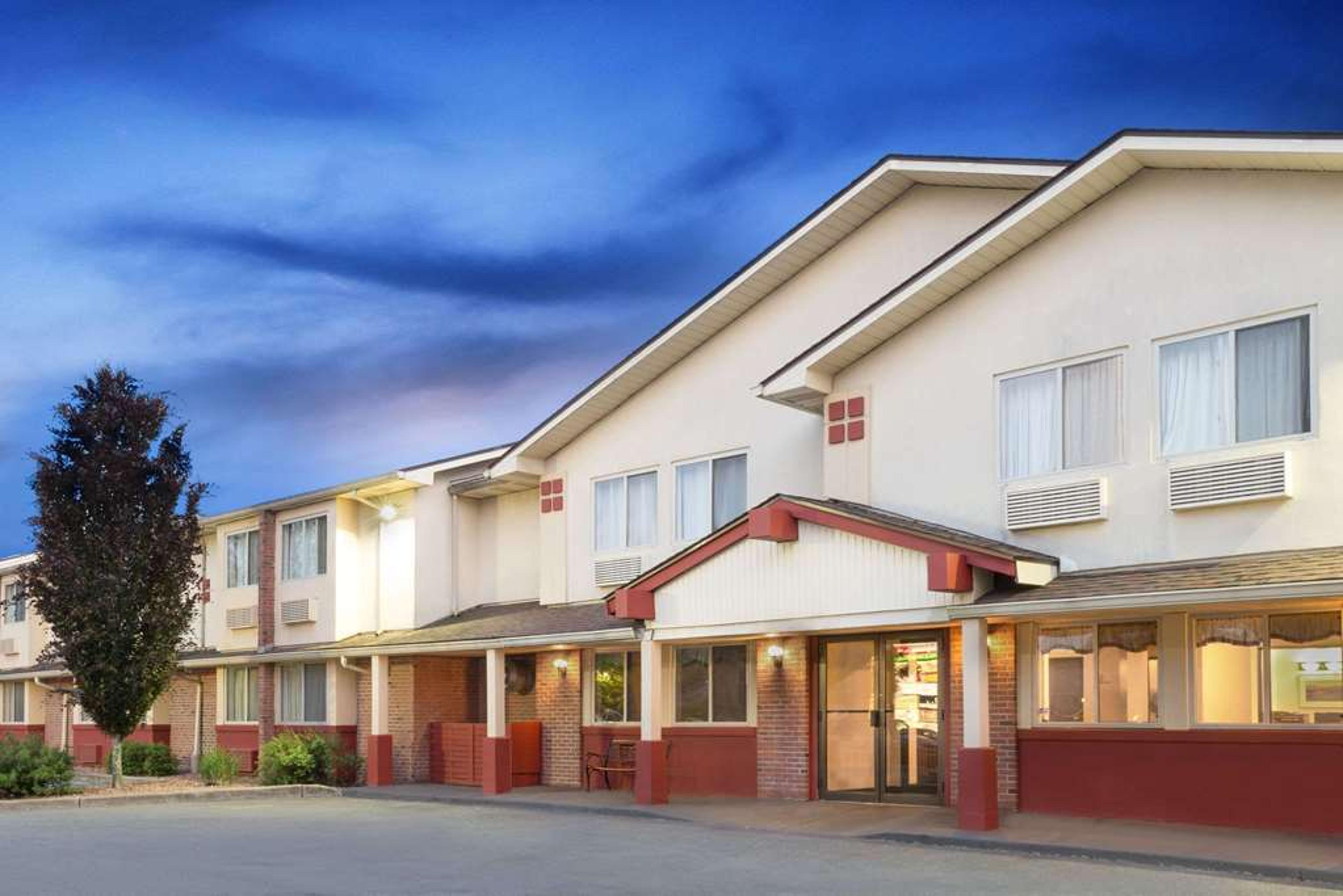 SUPER 8 BY WYNDHAM KINGSTON