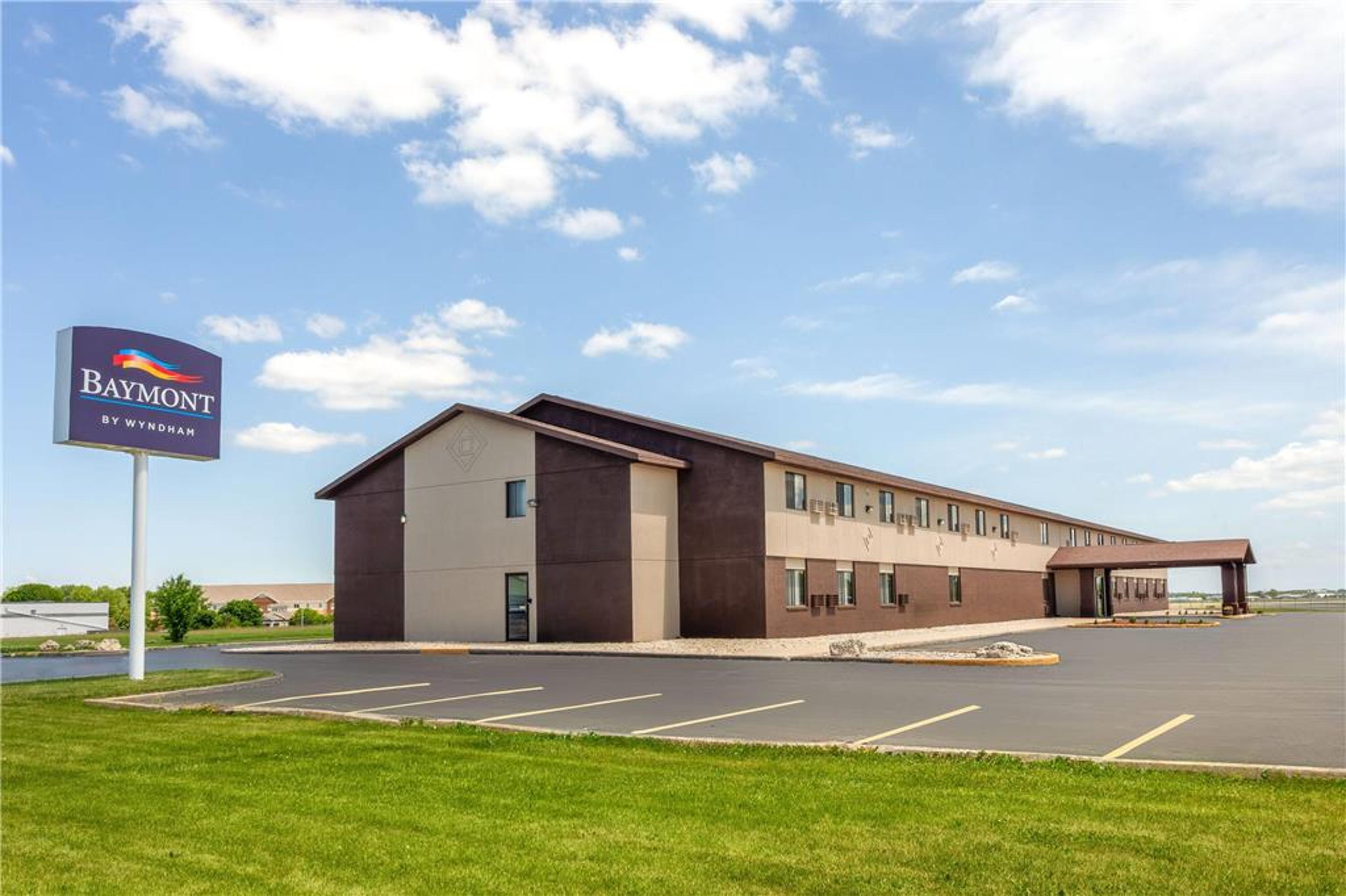 BAYMONT BY WYNDHAM OSHKOSH AIRPORT