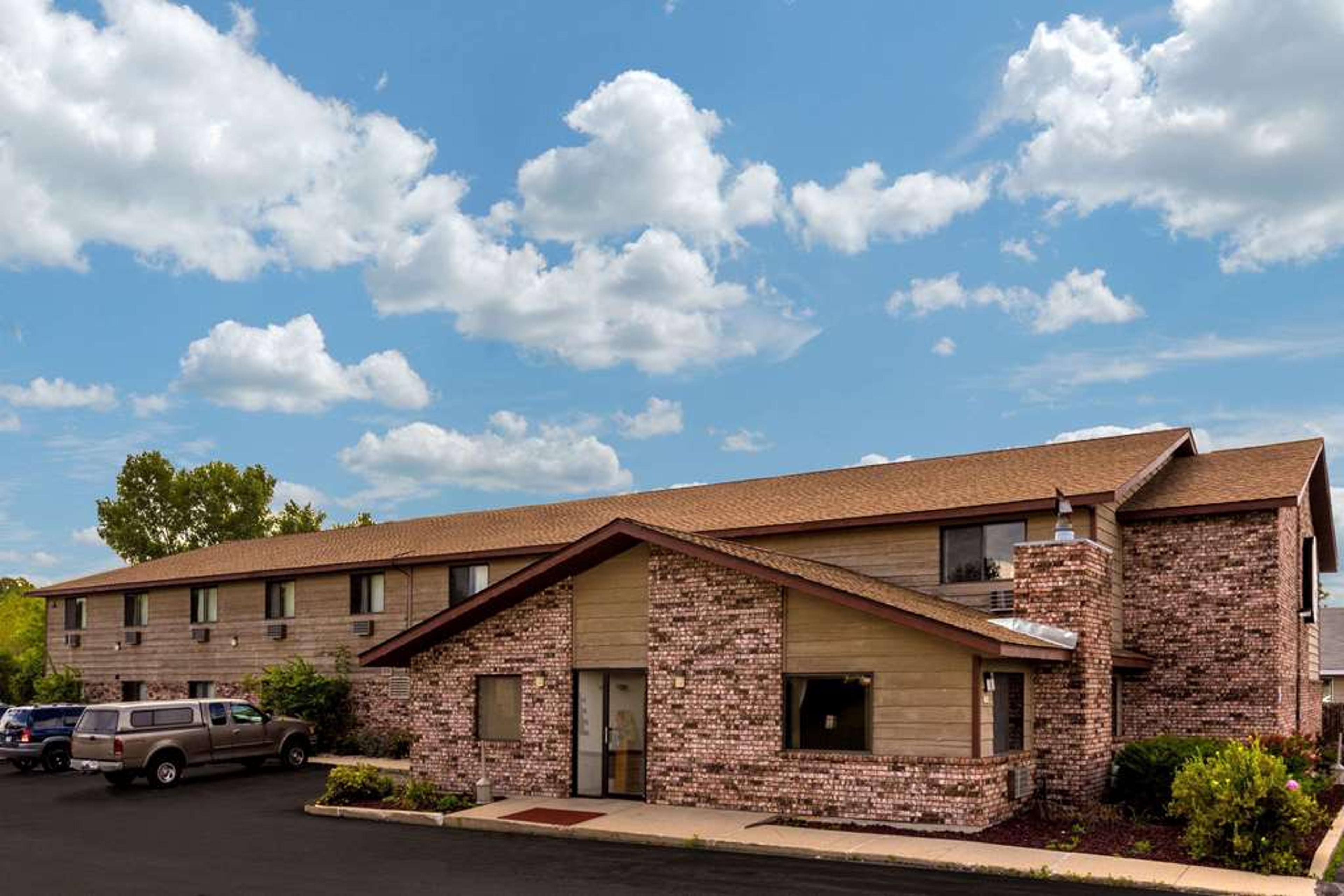 SUPER 8 BY WYNDHAM HARTFORD WI
