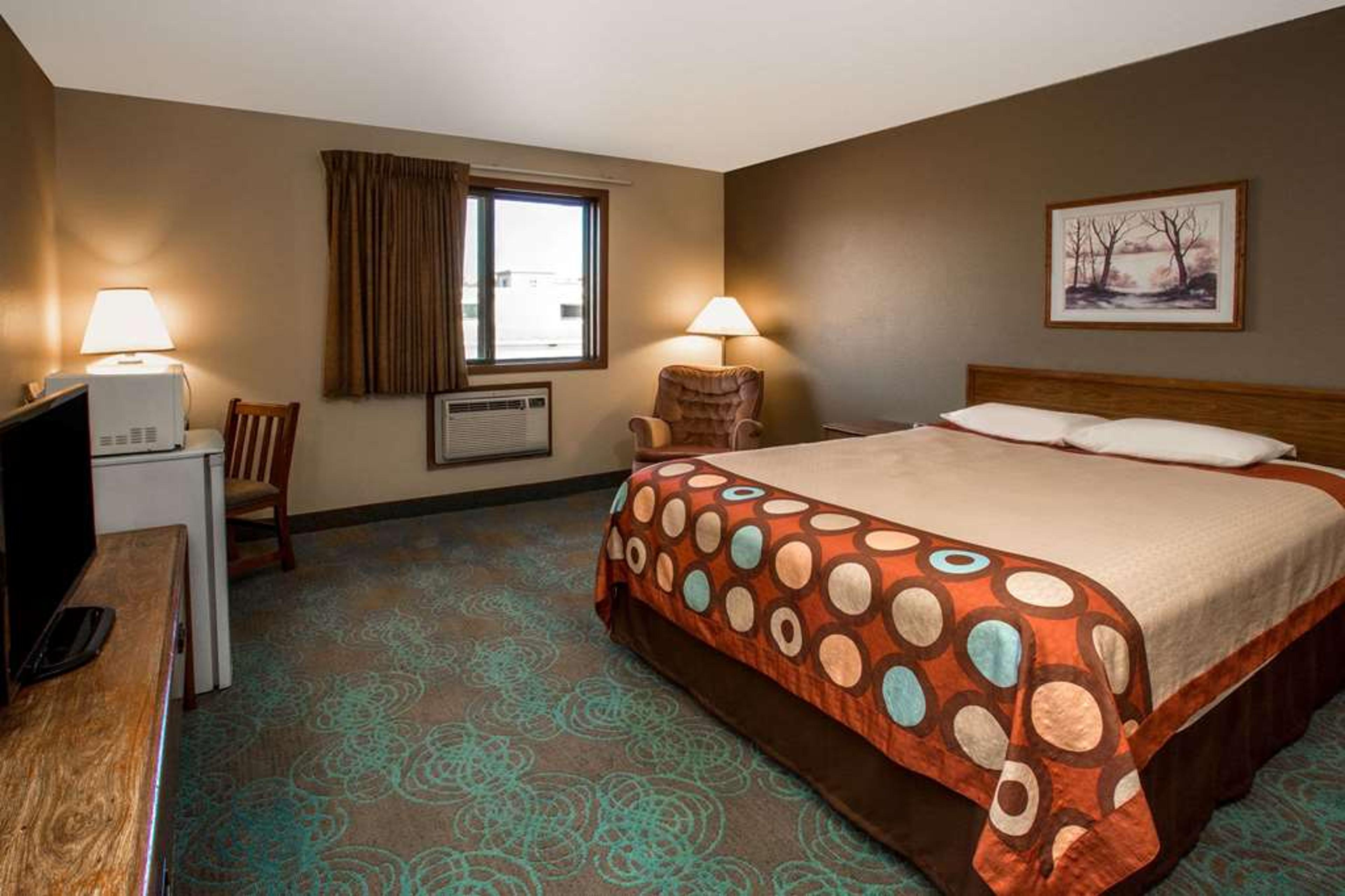 SUPER 8 BY WYNDHAM HARTFORD WI