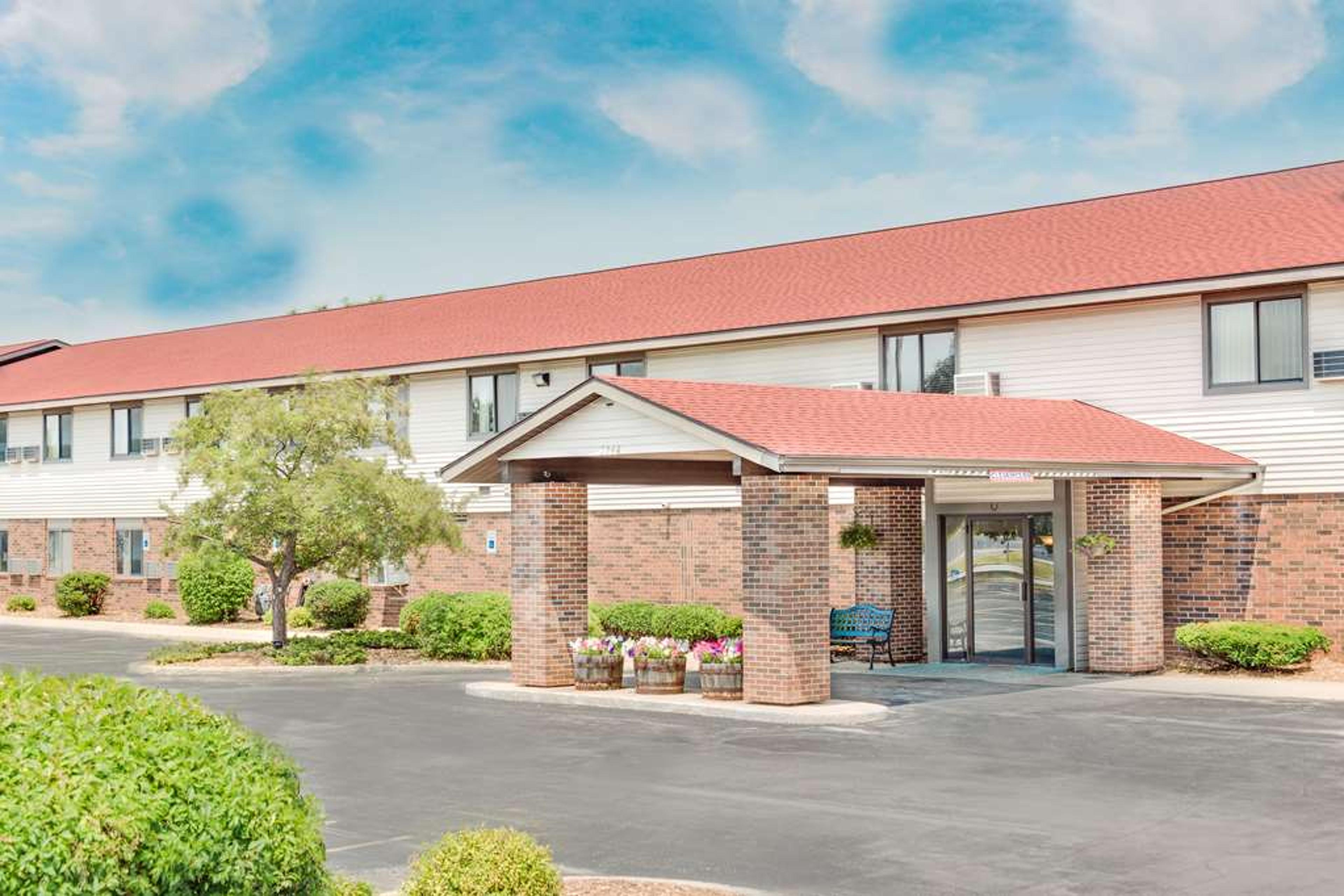 SUPER 8 BY WYNDHAM GREEN BAY NEAR S