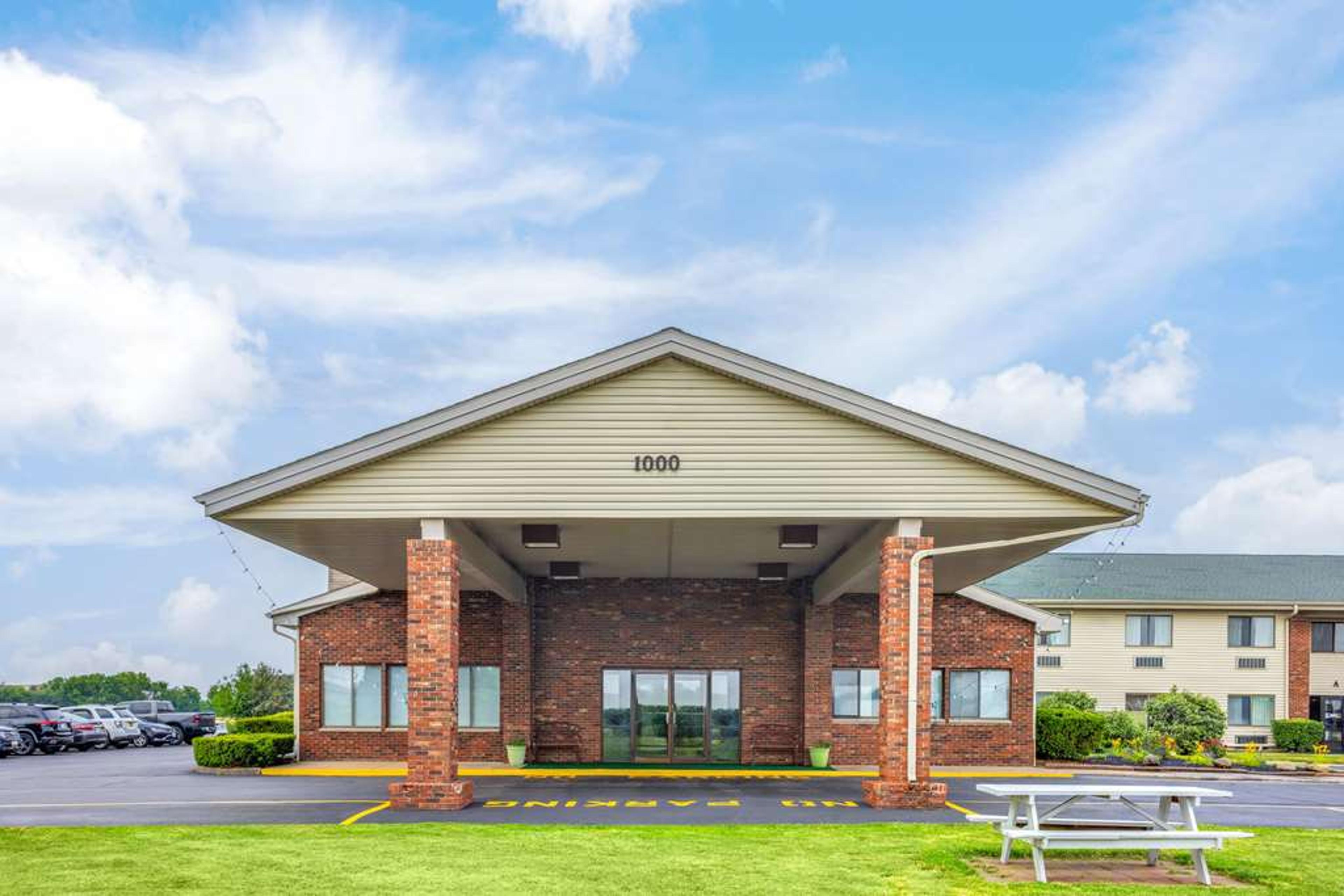 SUPER 8 BY WYNDHAM HENRIETTA/ROCHES