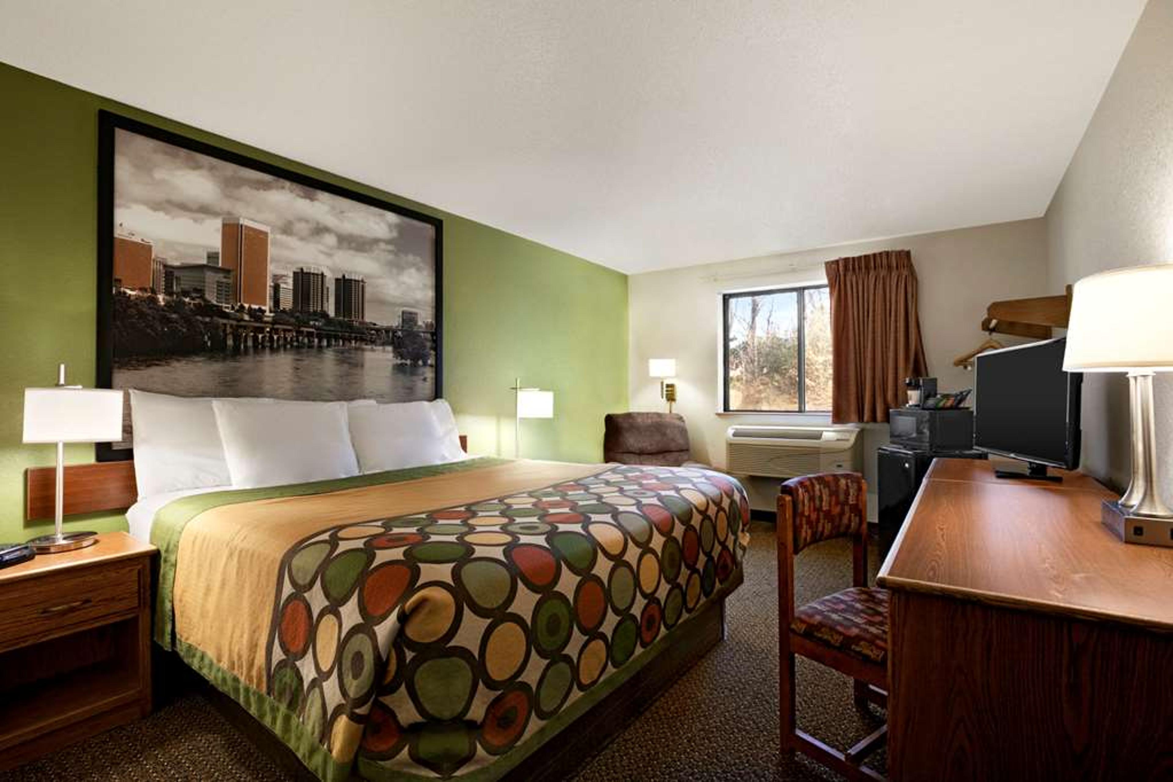 SUPER 8 BY WYNDHAM RICHMOND/CHAMBER