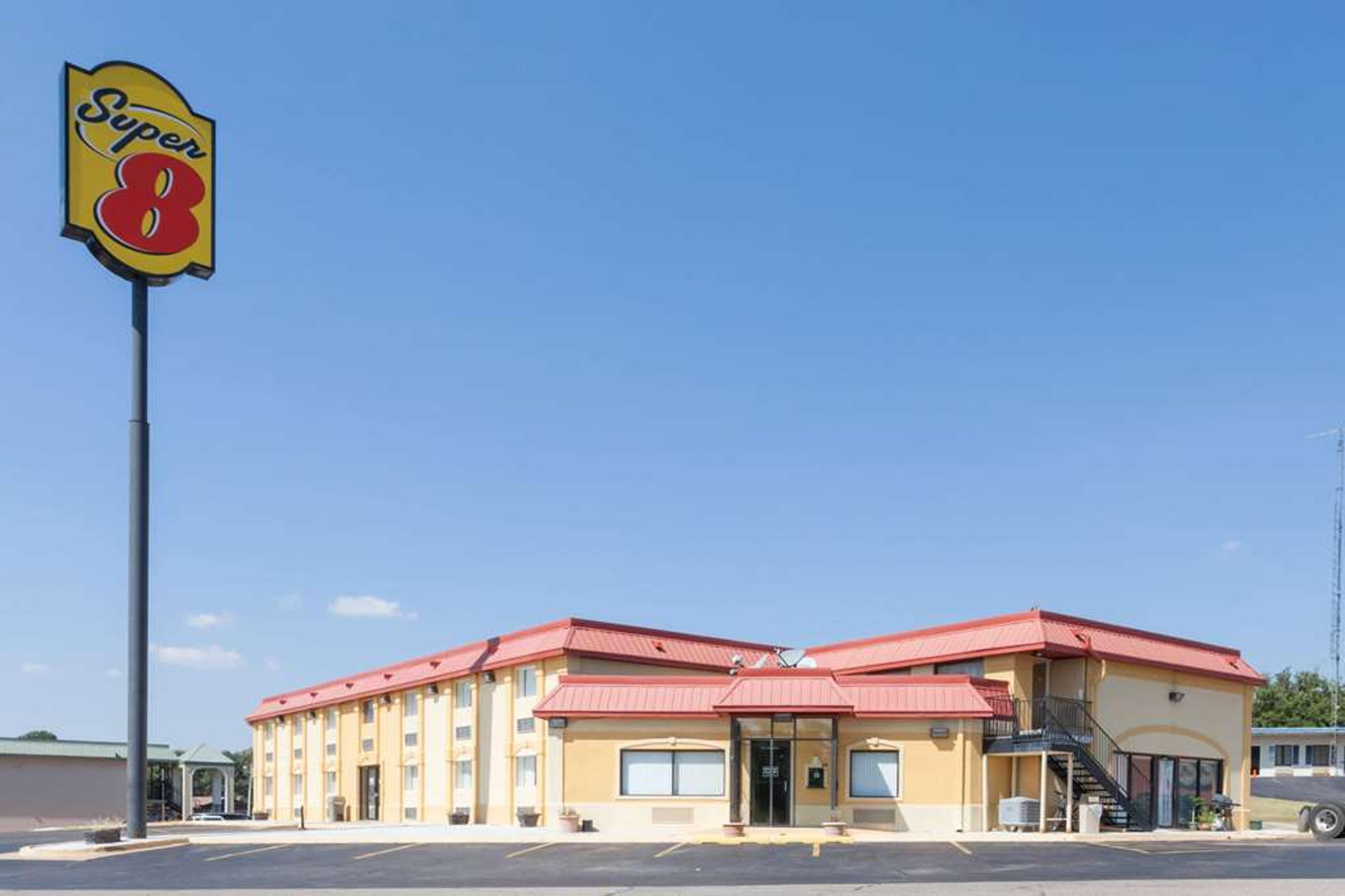 SUPER 8 BY WYNDHAM CLINTON