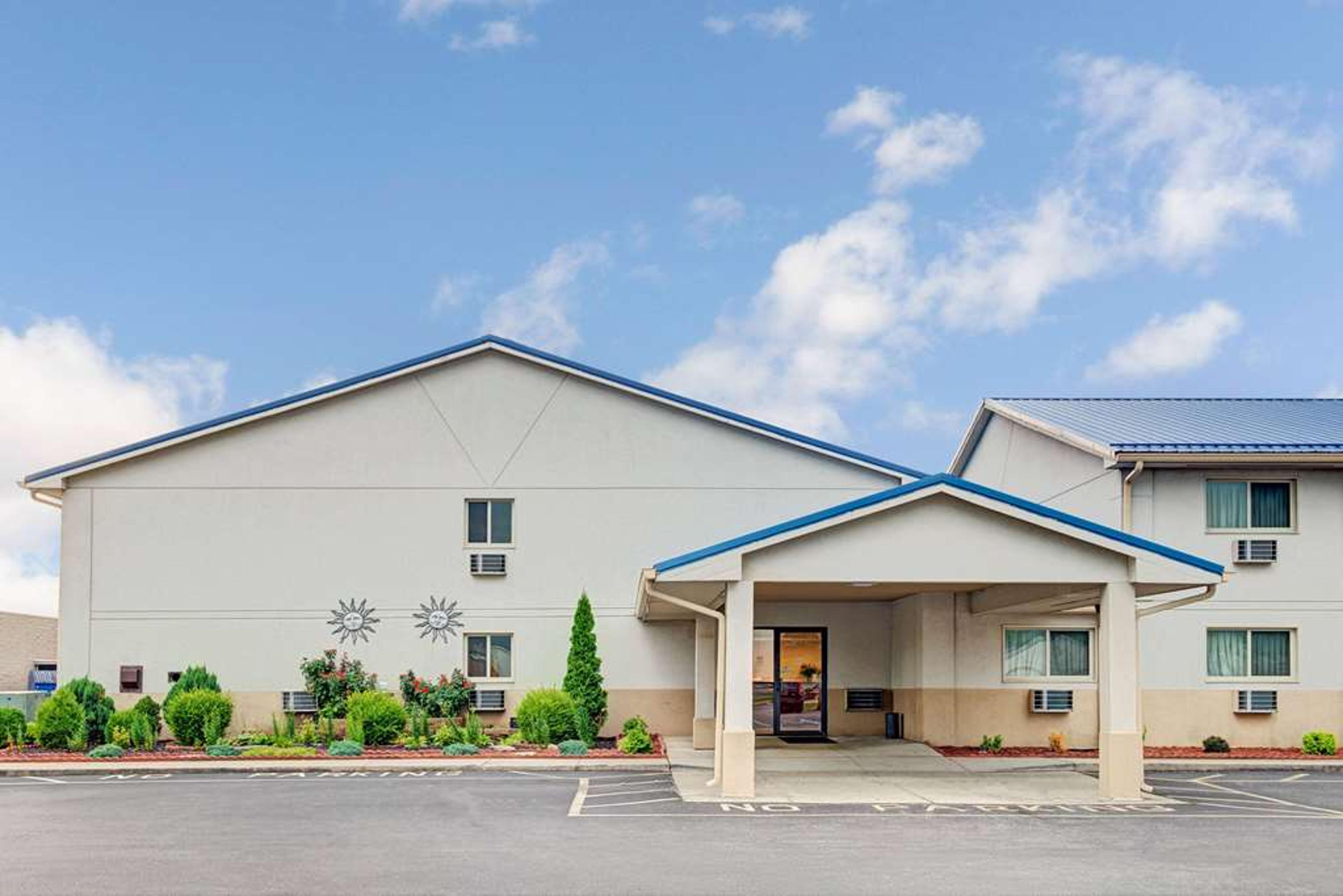 SUPER 8 BY WYNDHAM INDIANAPOLIS/EME
