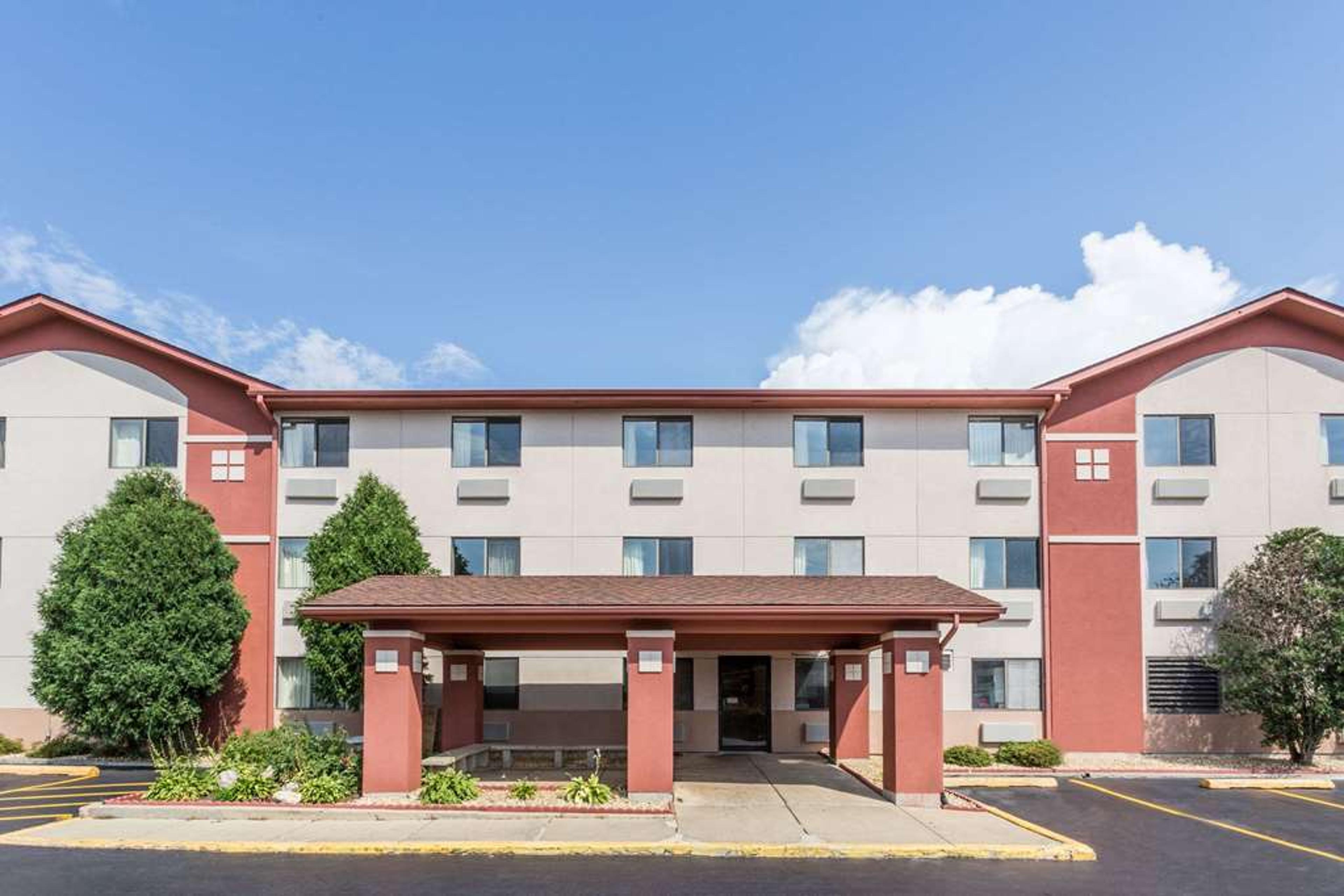 SUPER 8 BY WYNDHAM ST. CHARLES