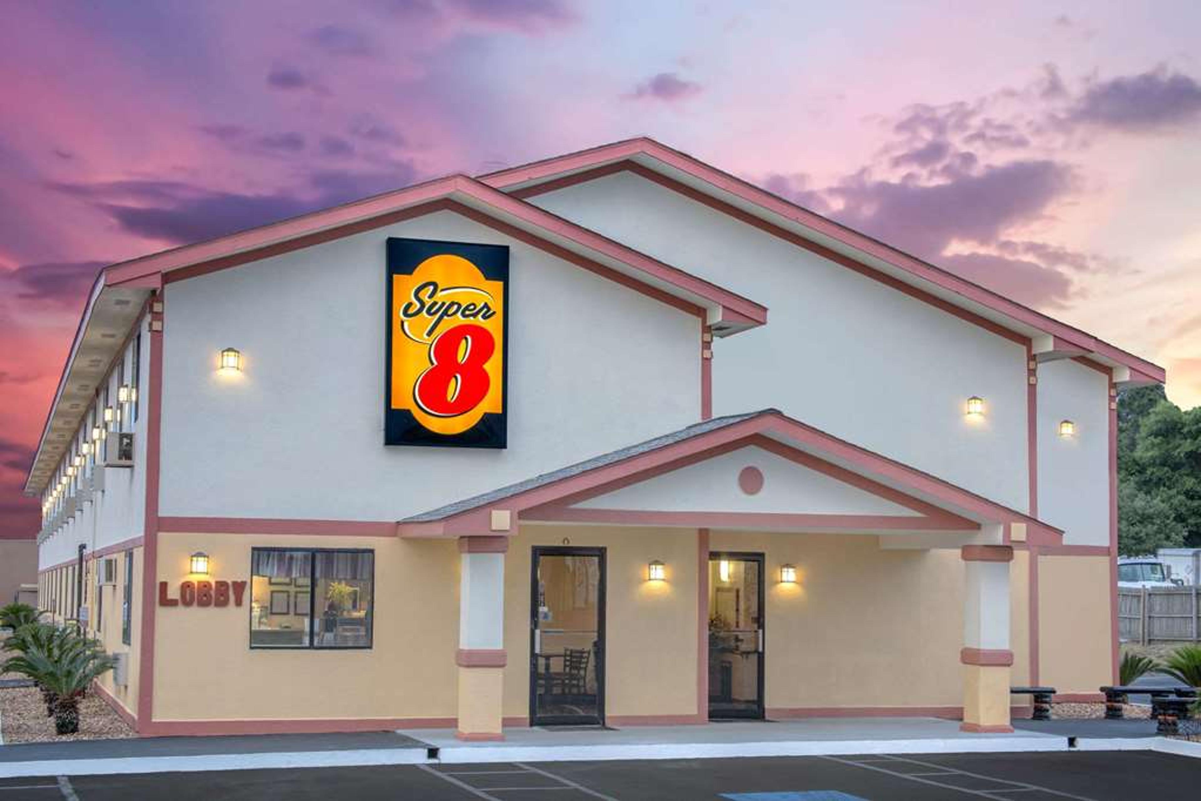 SUPER 8 BY WYNDHAM DOUGLAS