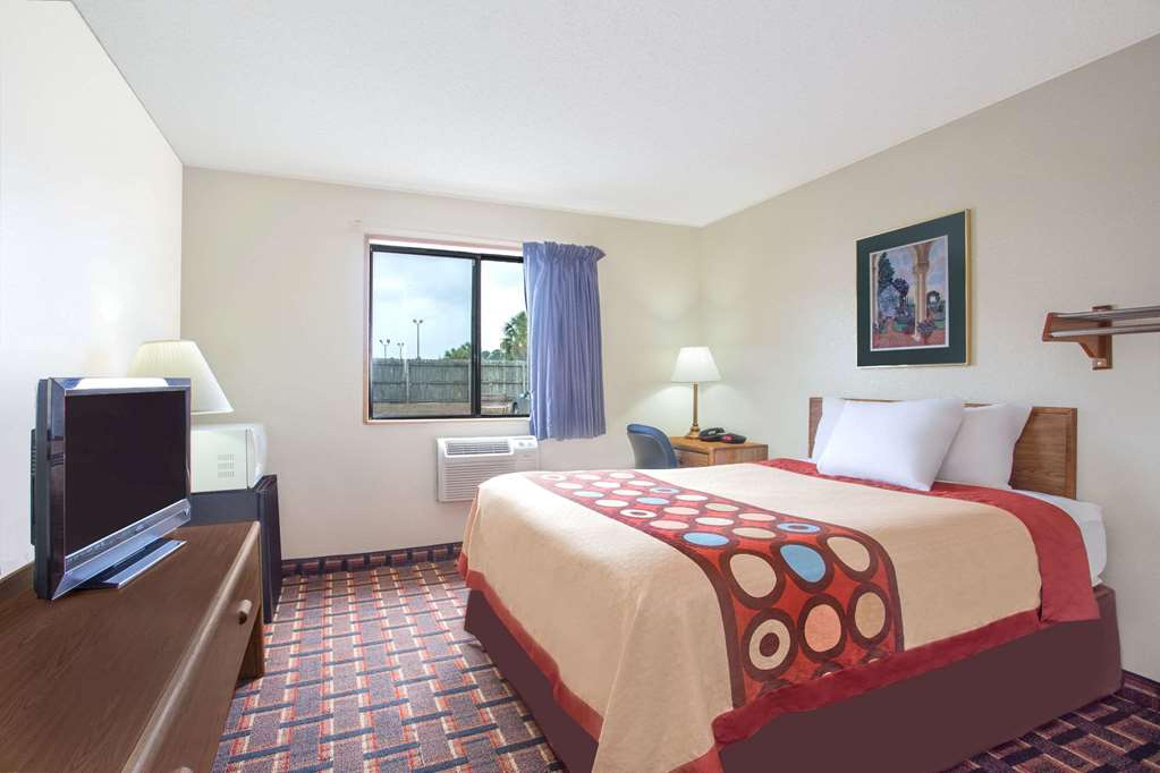 SUPER 8 BY WYNDHAM DOUGLAS