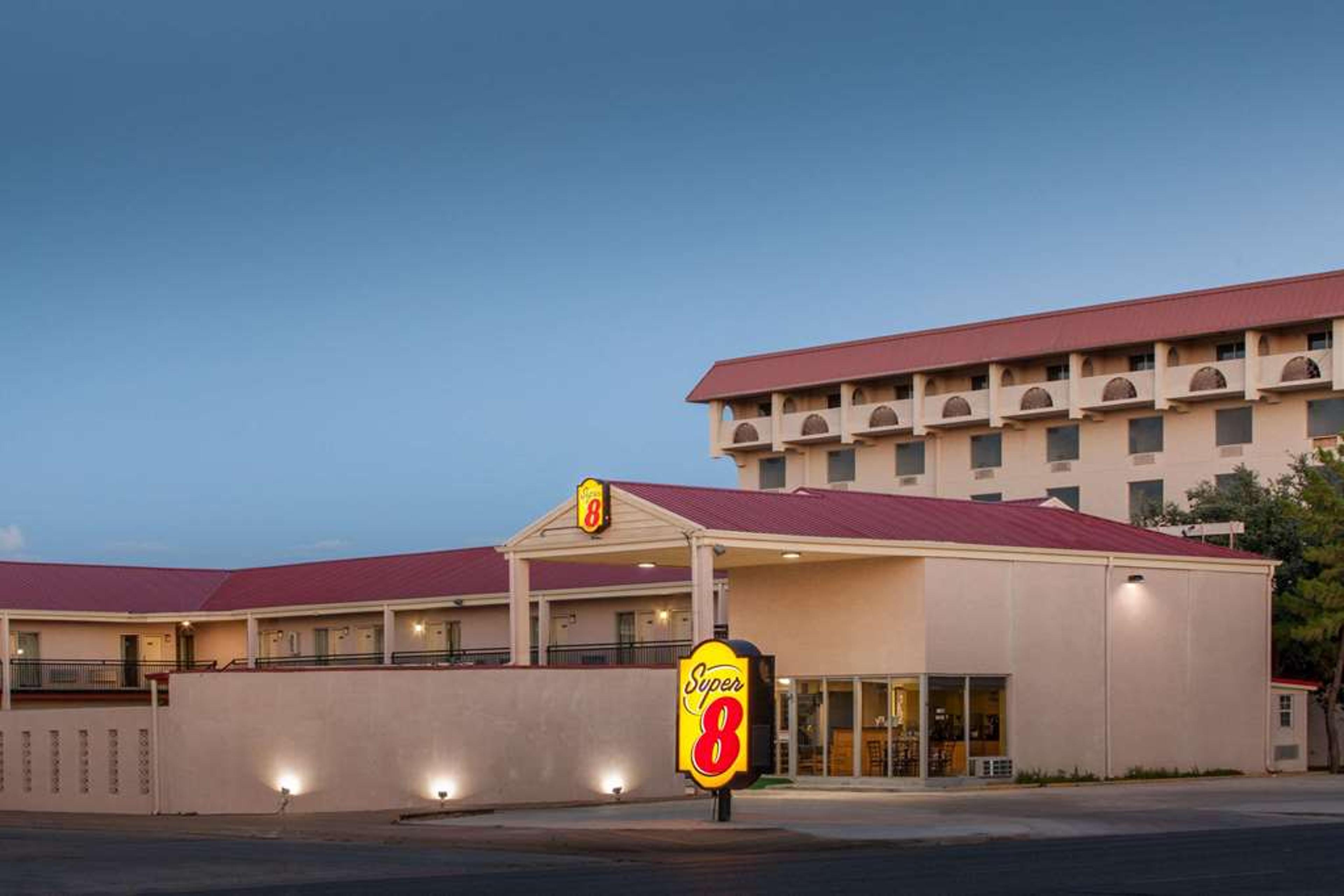 SUPER 8 BY WYNDHAM LUBBOCK CIVIC CE