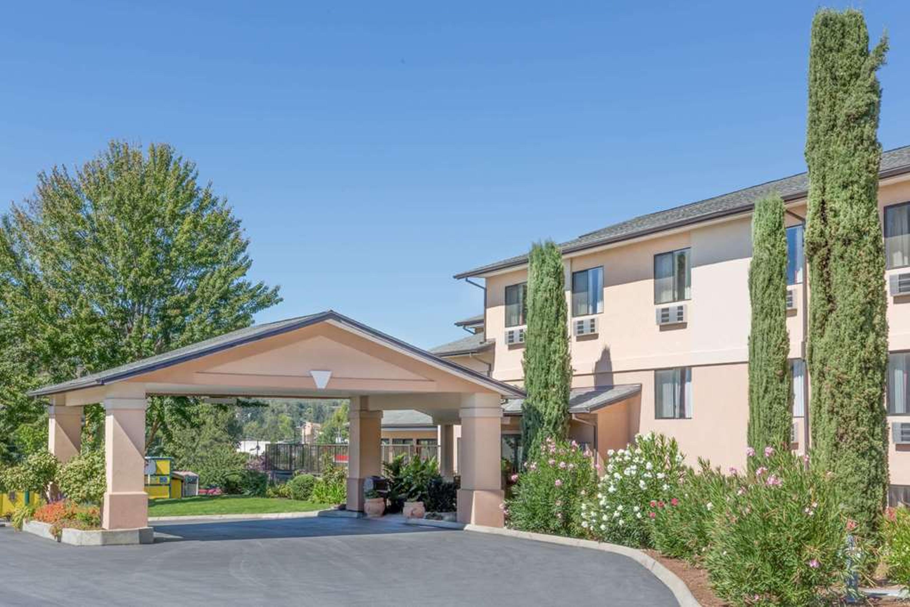 SUPER 8 BY WYNDHAM GRANTS PASS