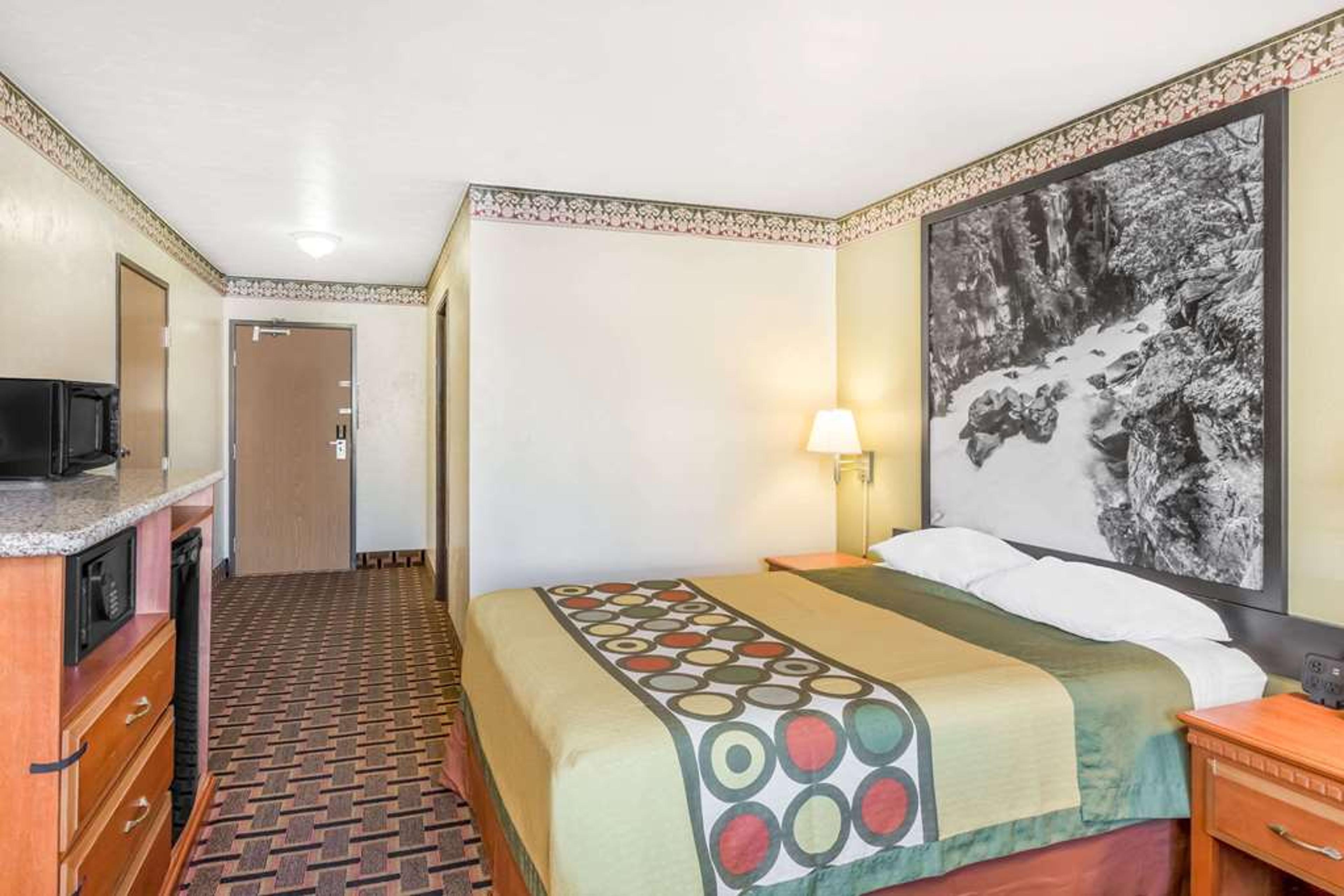 SUPER 8 BY WYNDHAM GRANTS PASS