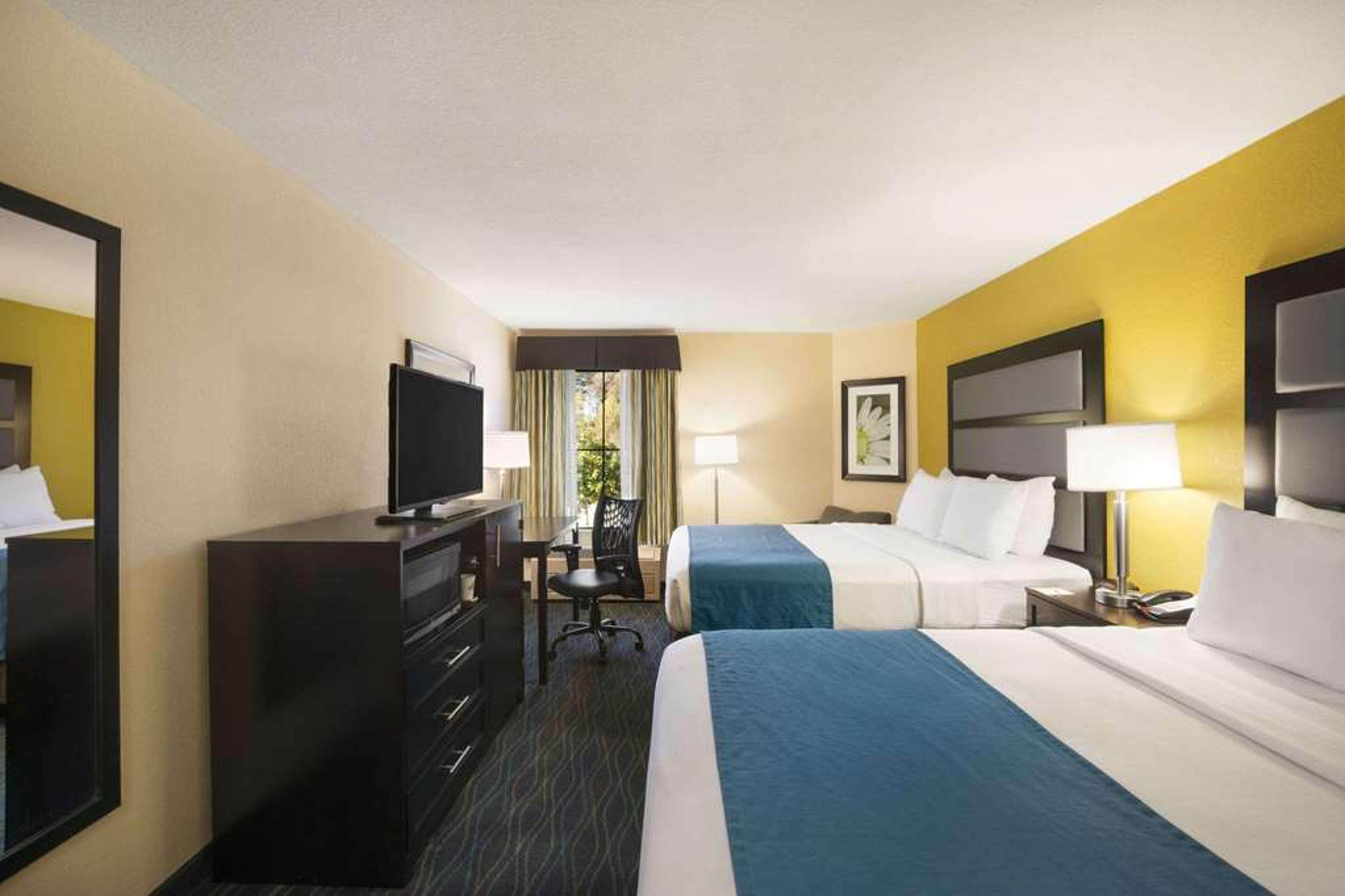 DAYS INN & SUITES BY WYNDHAM, COMME