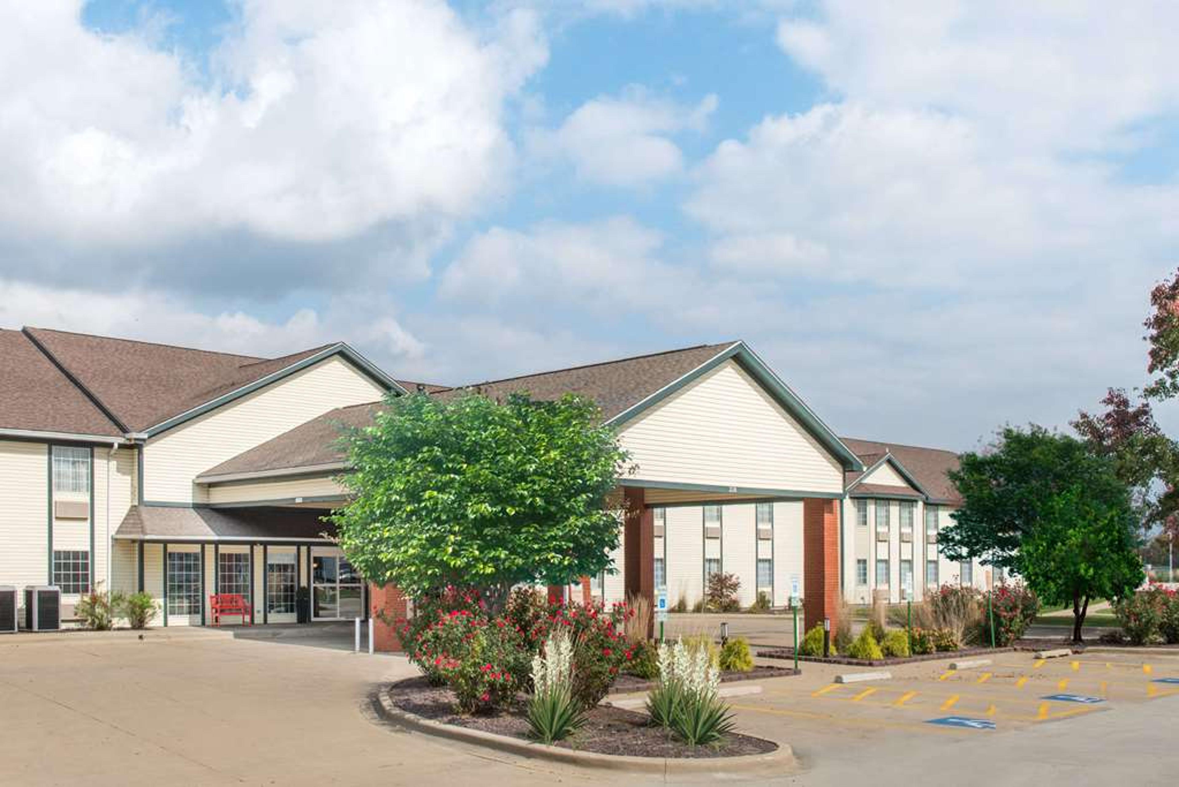RAMADA BY WYNDHAM SPRINGFIELD NORTH