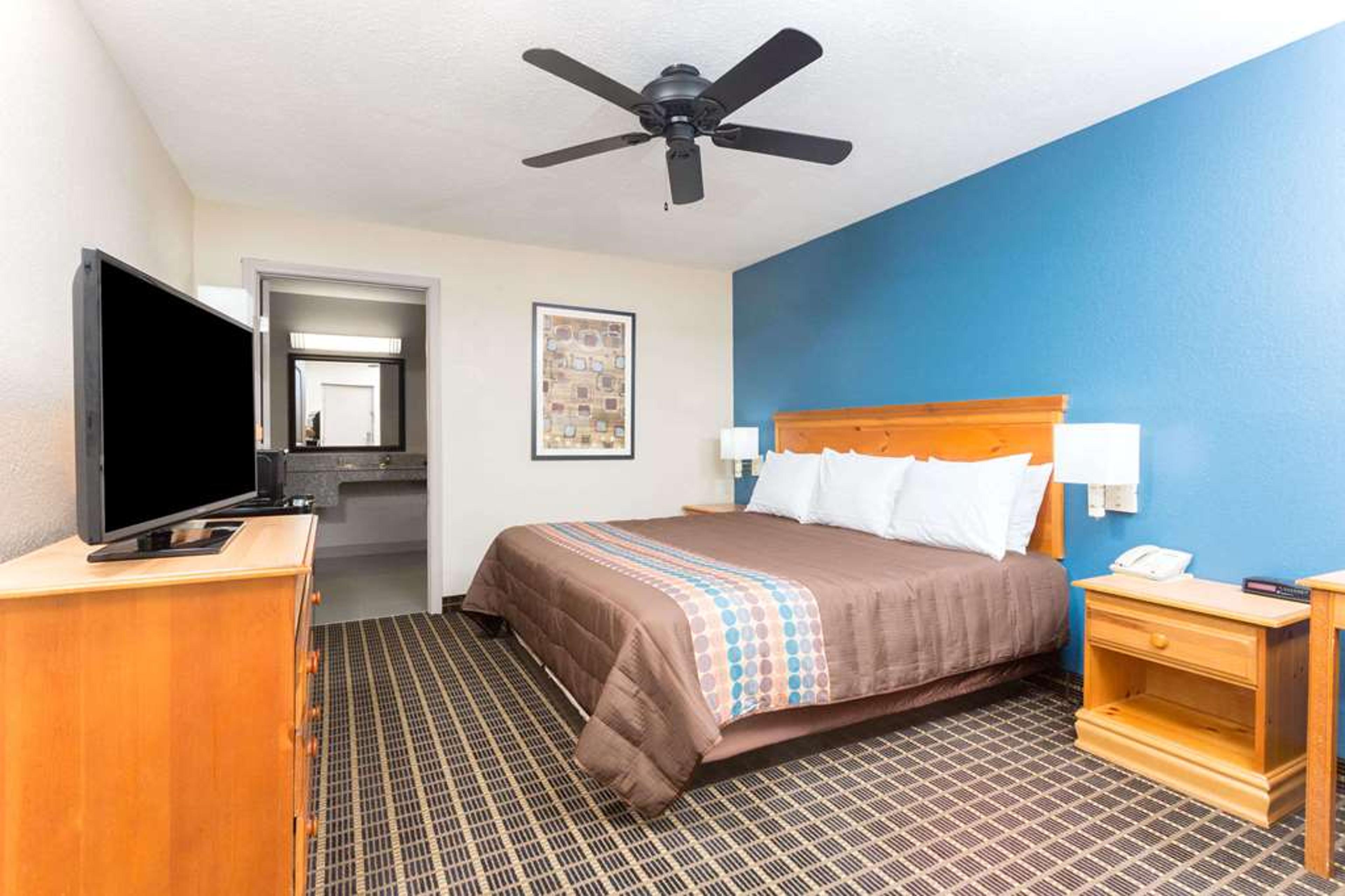 DAYS INN BY WYNDHAM FOREST