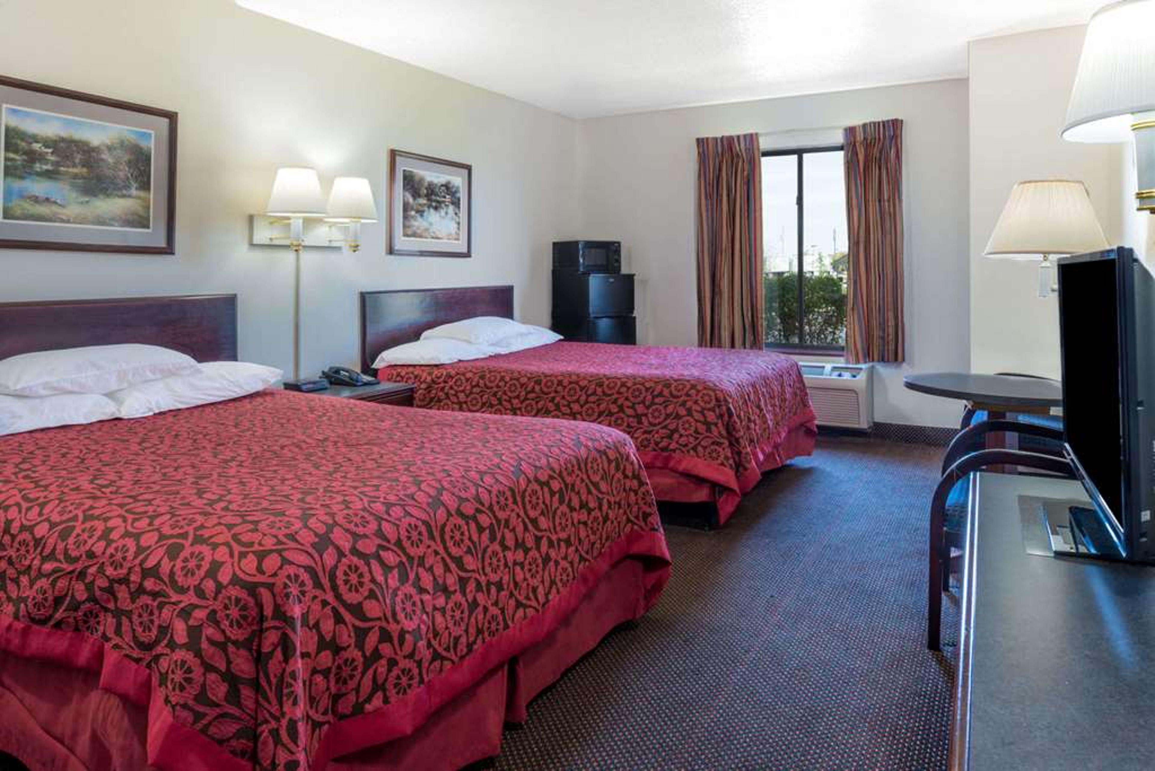 DAYS INN BY WYNDHAM PONTOON BEACH