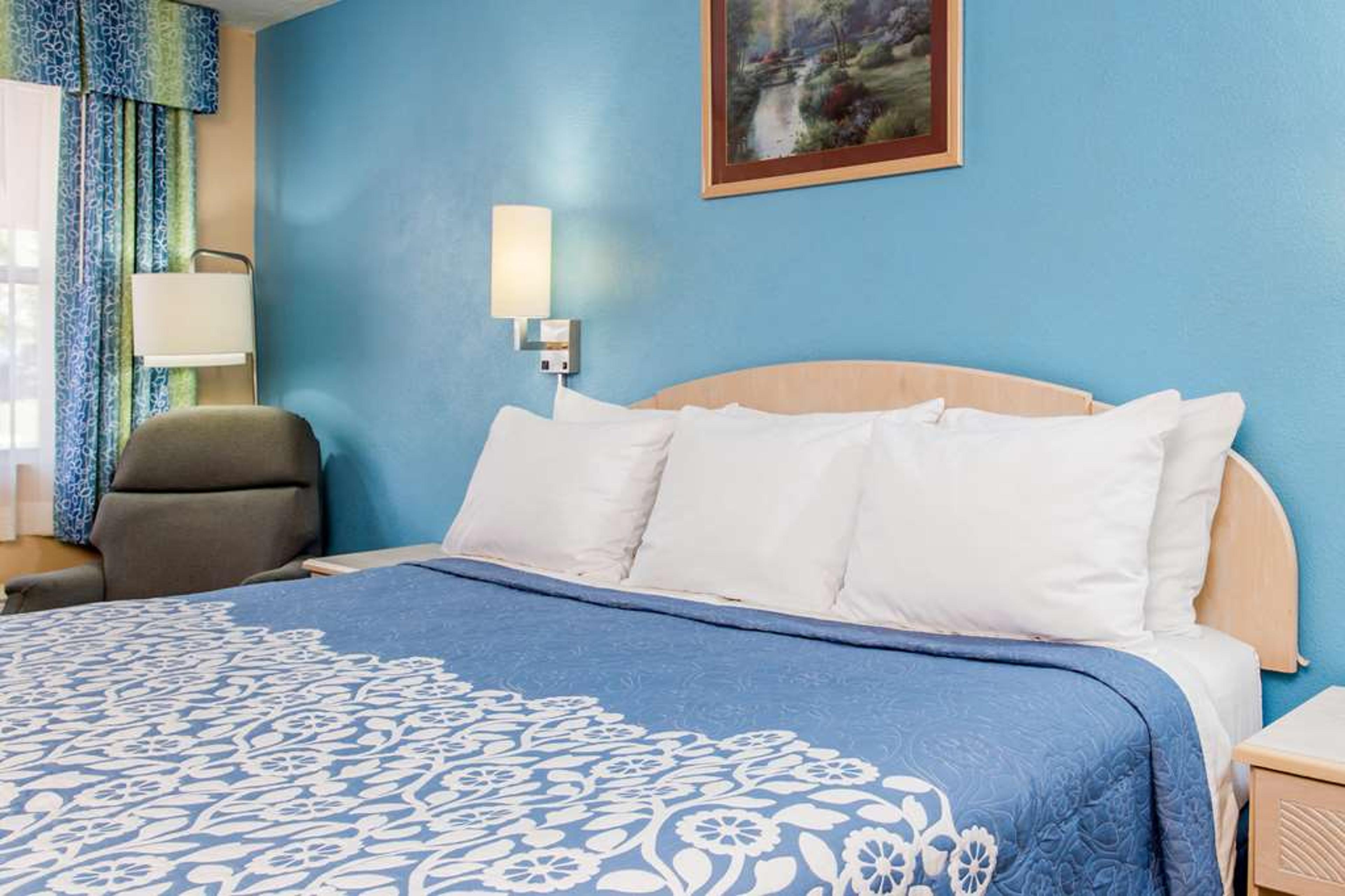 DAYS INN BY WYNDHAM, BRADENTON I-75