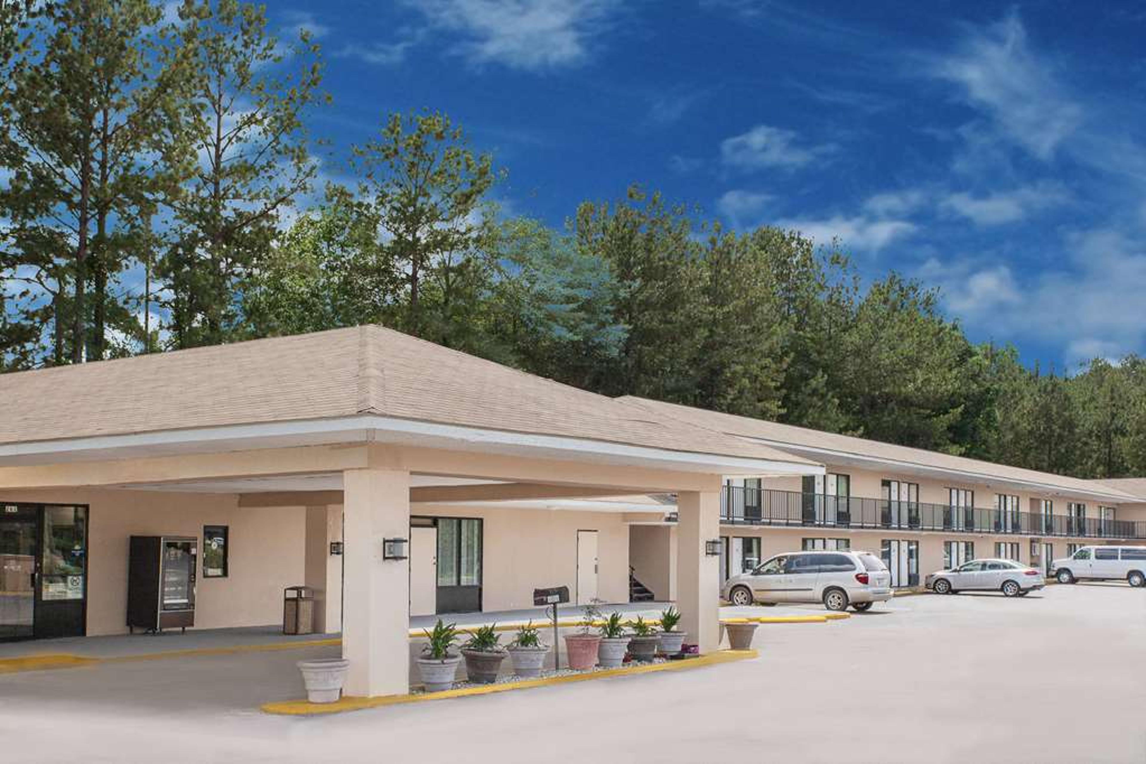 DAYS INN BY WYNDHAM, NEWTON