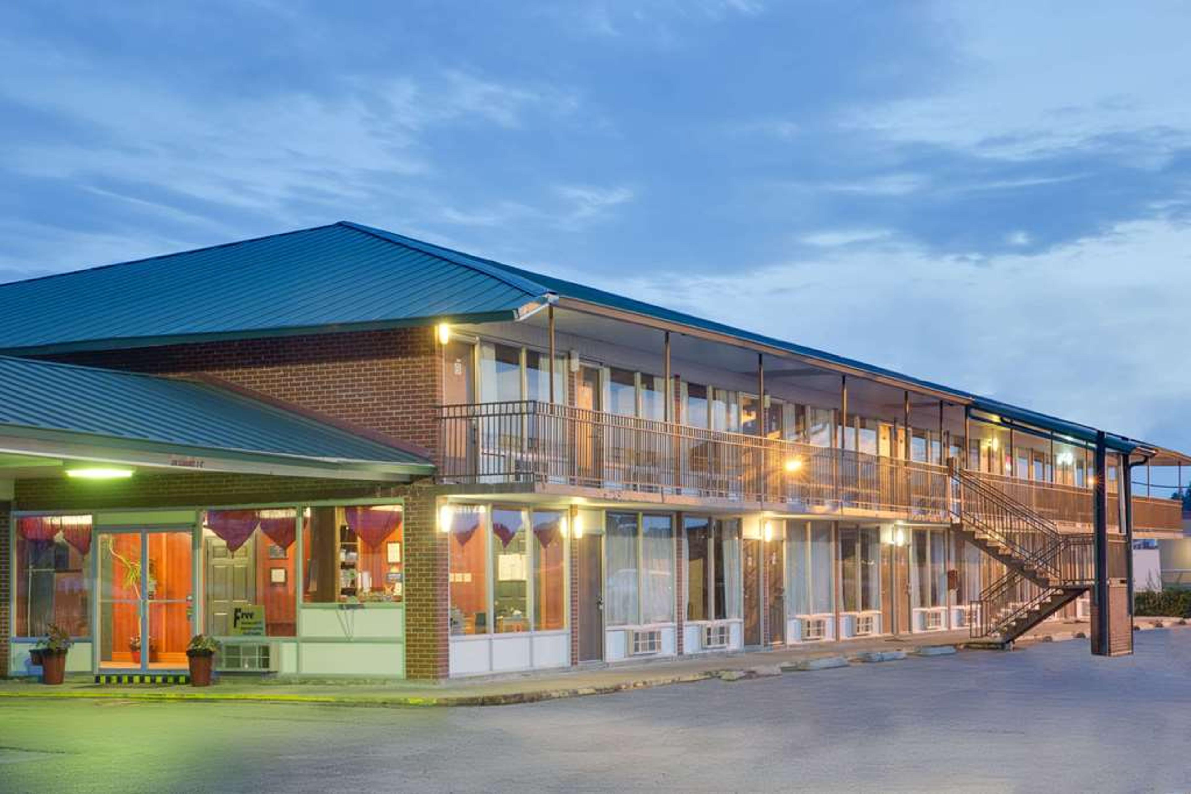 DAYS INN BY WYNDHAM, NEWPORT