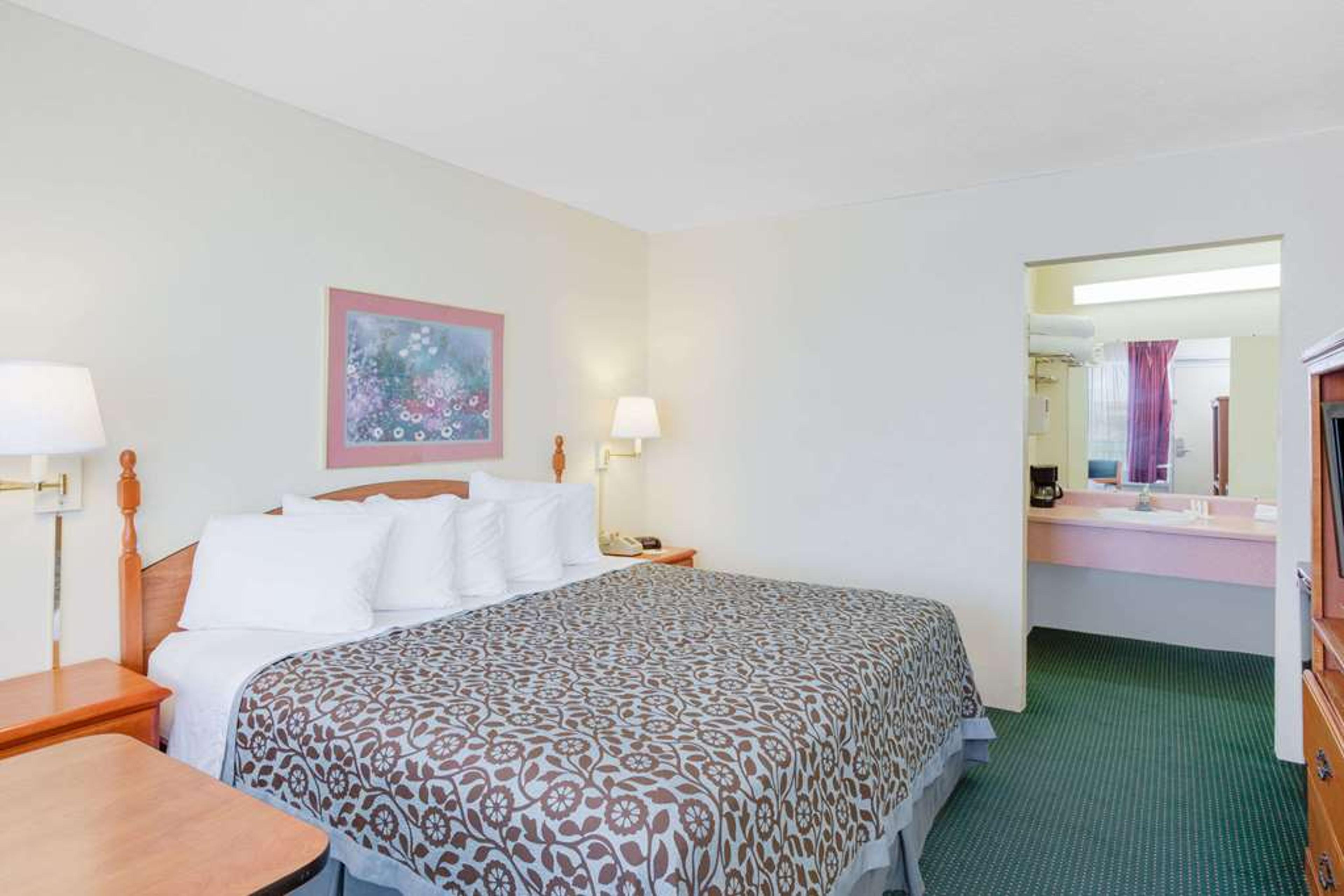 DAYS INN BY WYNDHAM, NEWPORT