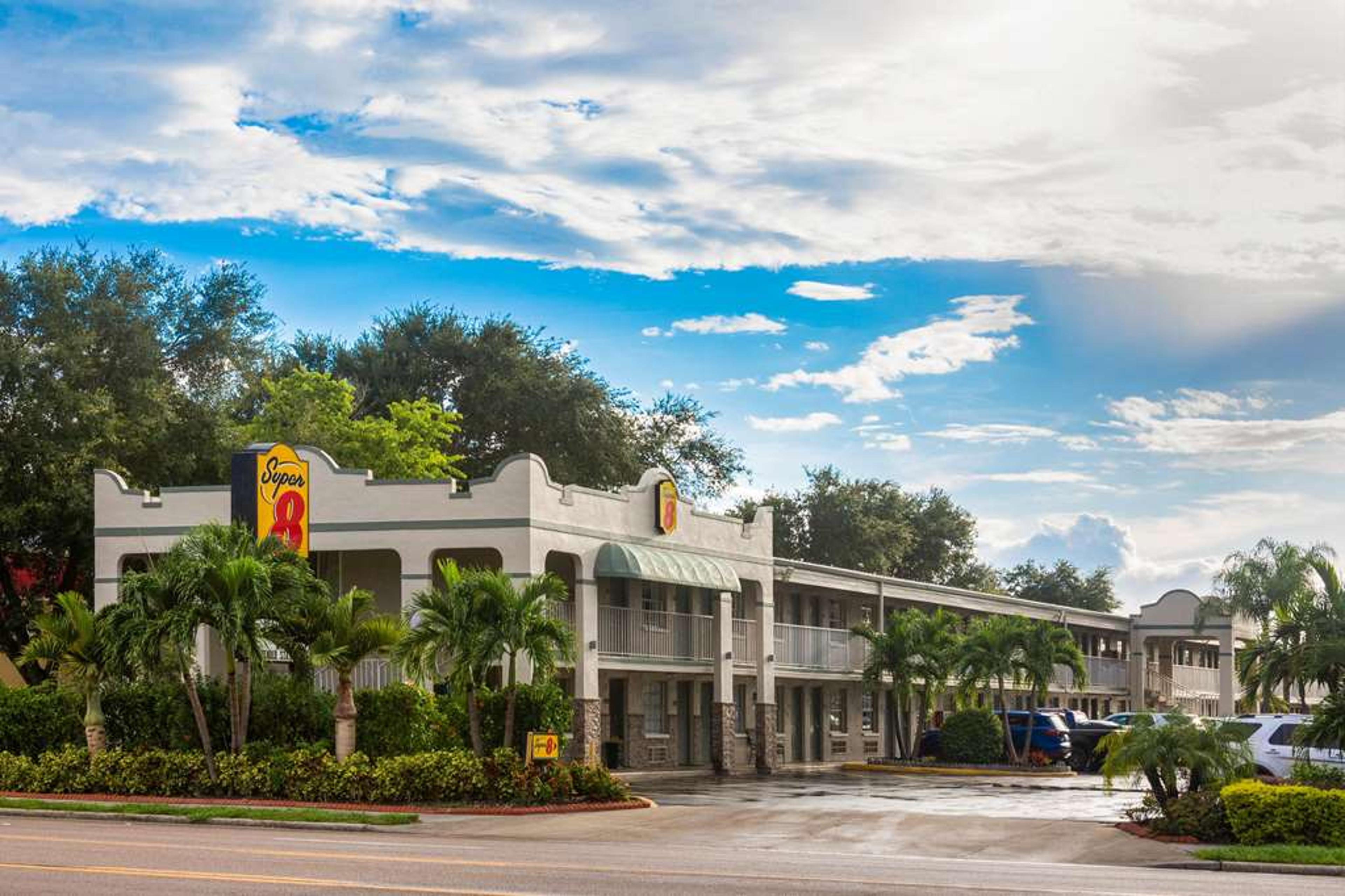 SUPER 8 BY WYNDHAM BRADENTON SARASO