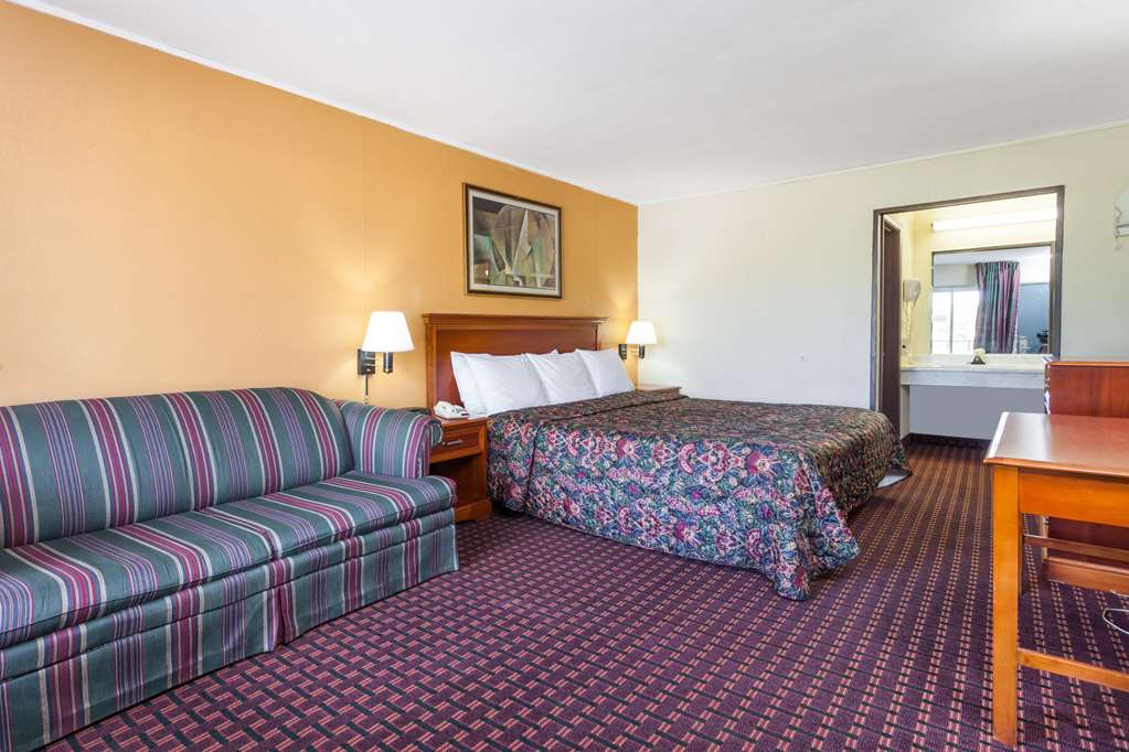 DAYS INN BY WYNDHAM, SEYMOUR