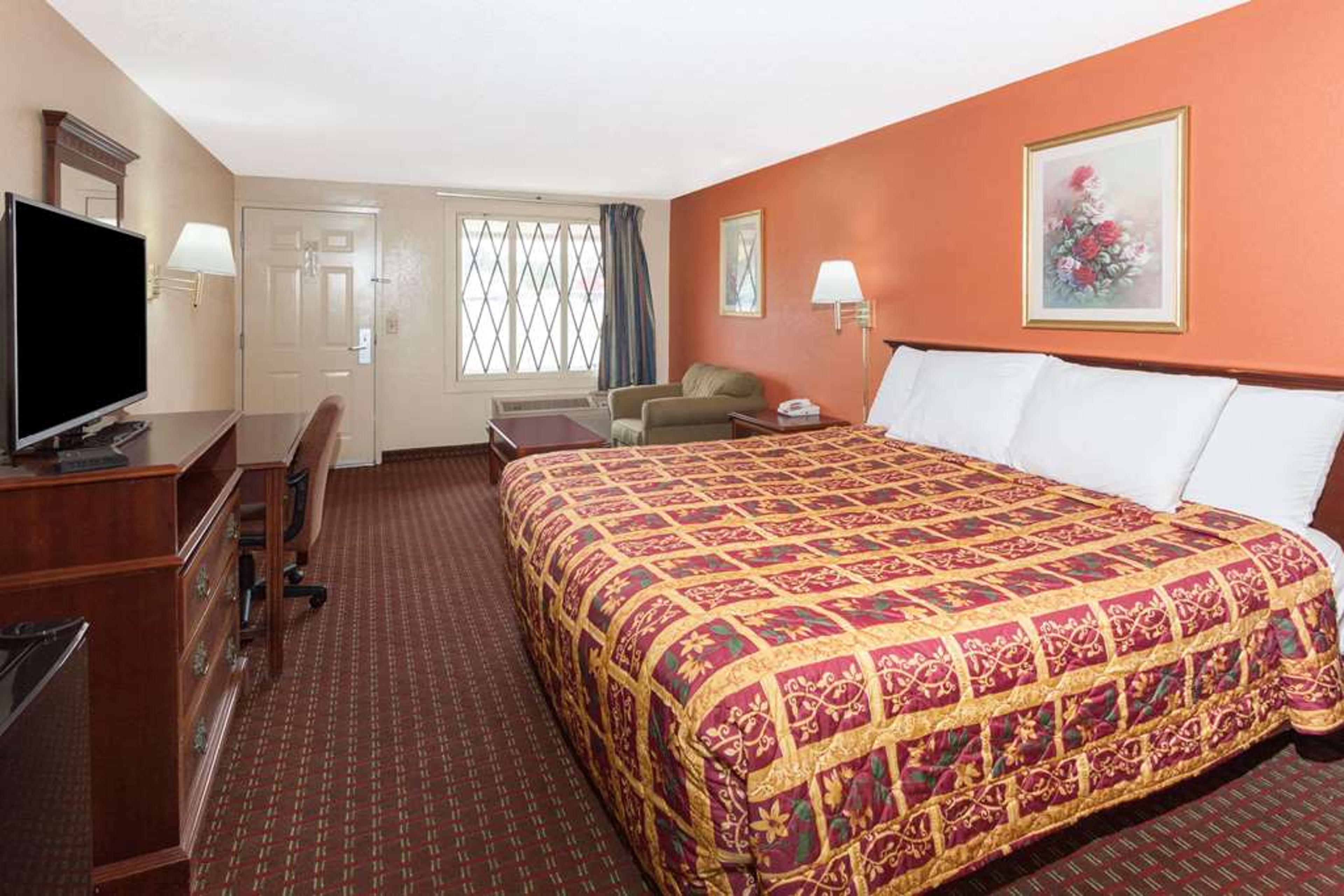 KNIGHTS INN TUCKER