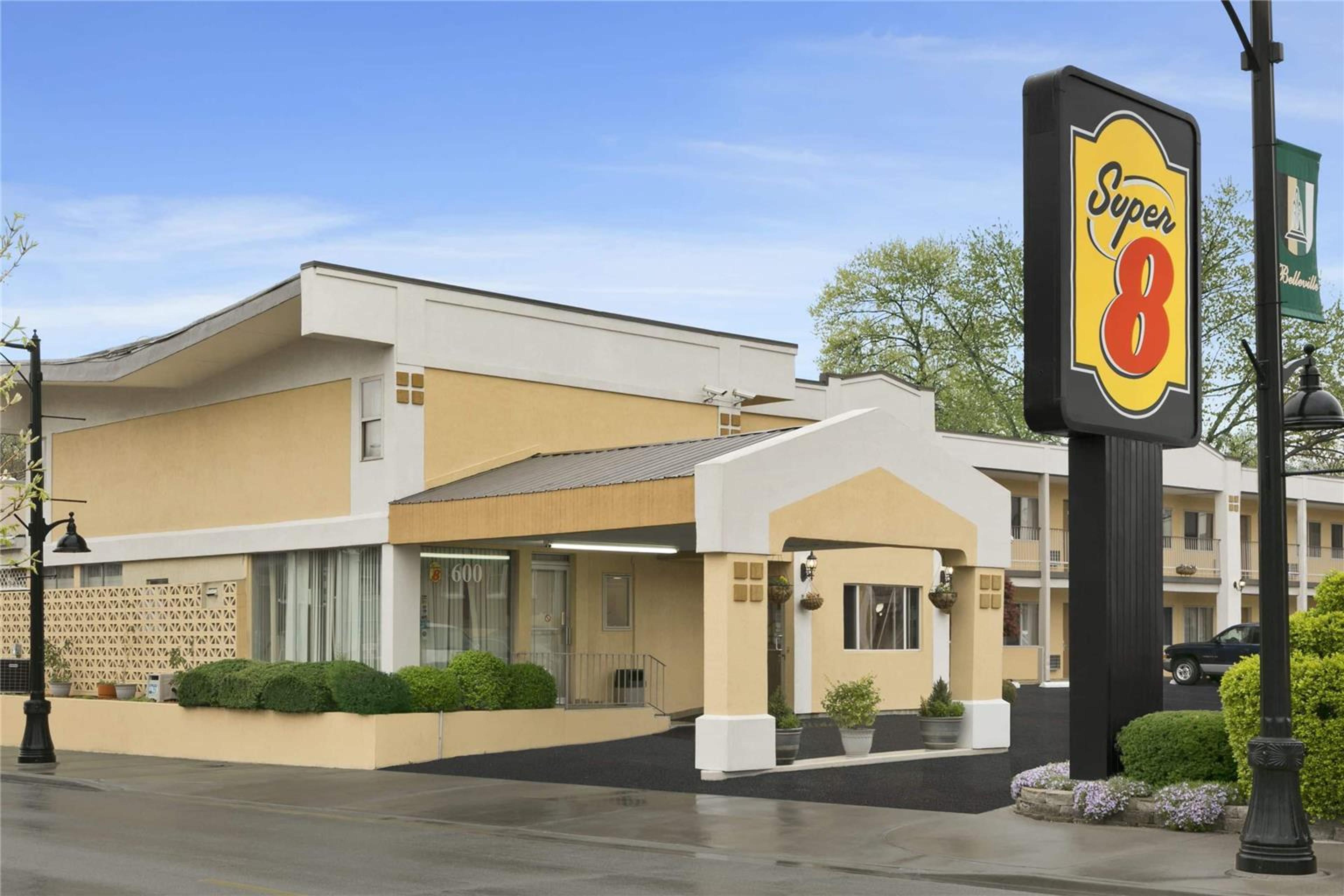 SUPER 8 BY WYNDHAM BELLEVILLE IL/ST