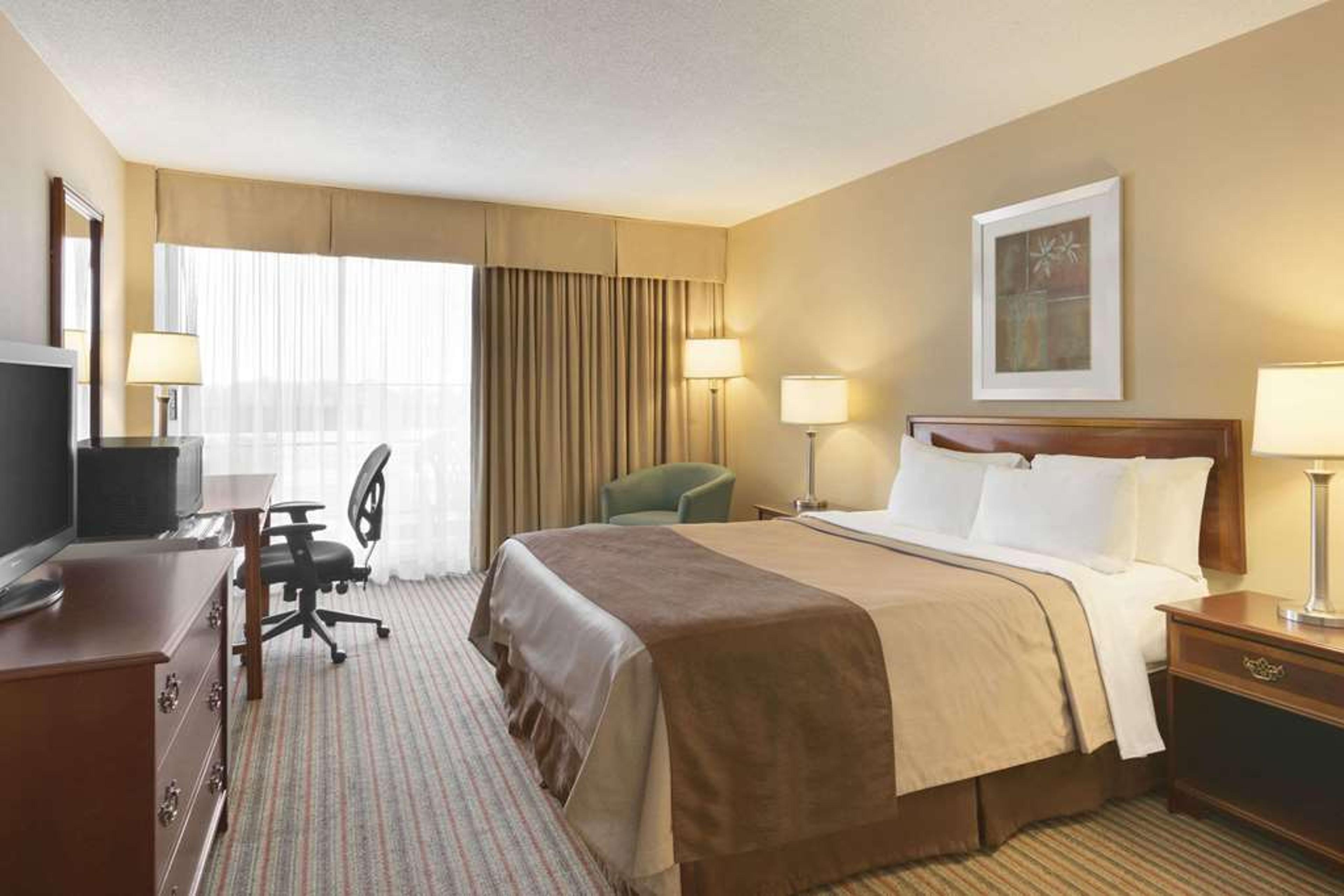 RAMADA BY WYNDHAM BELLEVILLE HARBOU