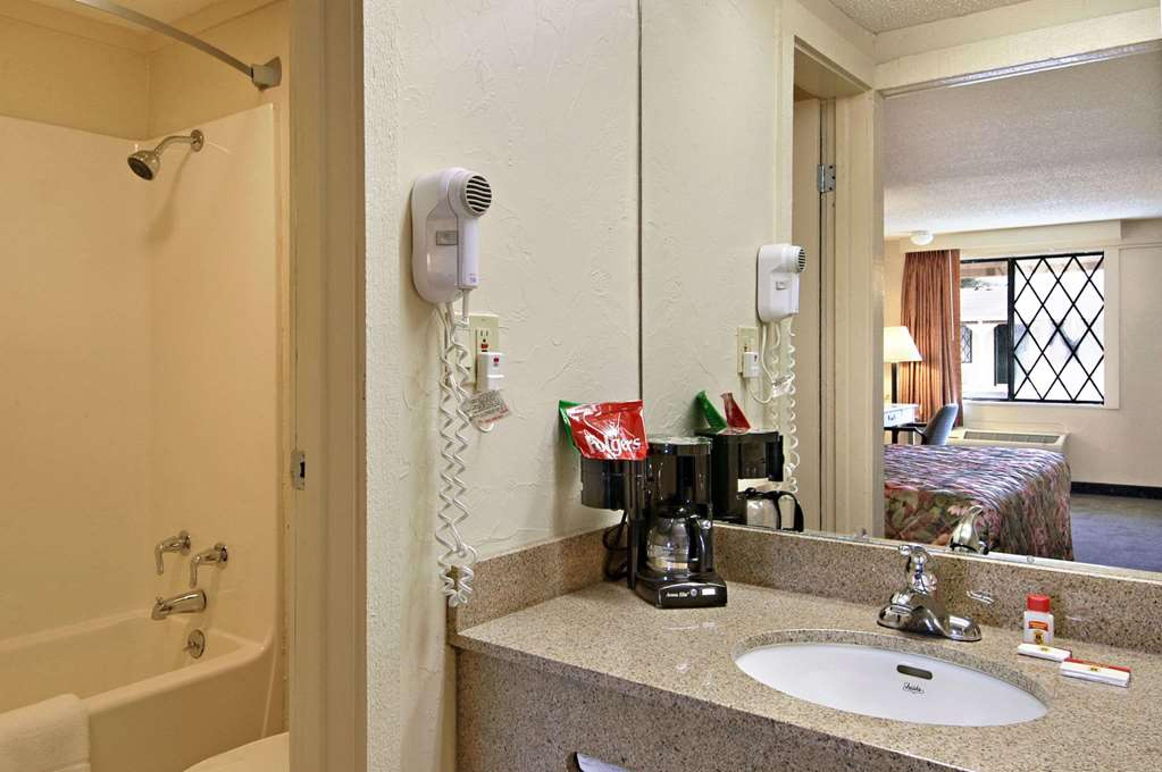 SUPER 8 BY WYNDHAM LANTANA WEST PAL
