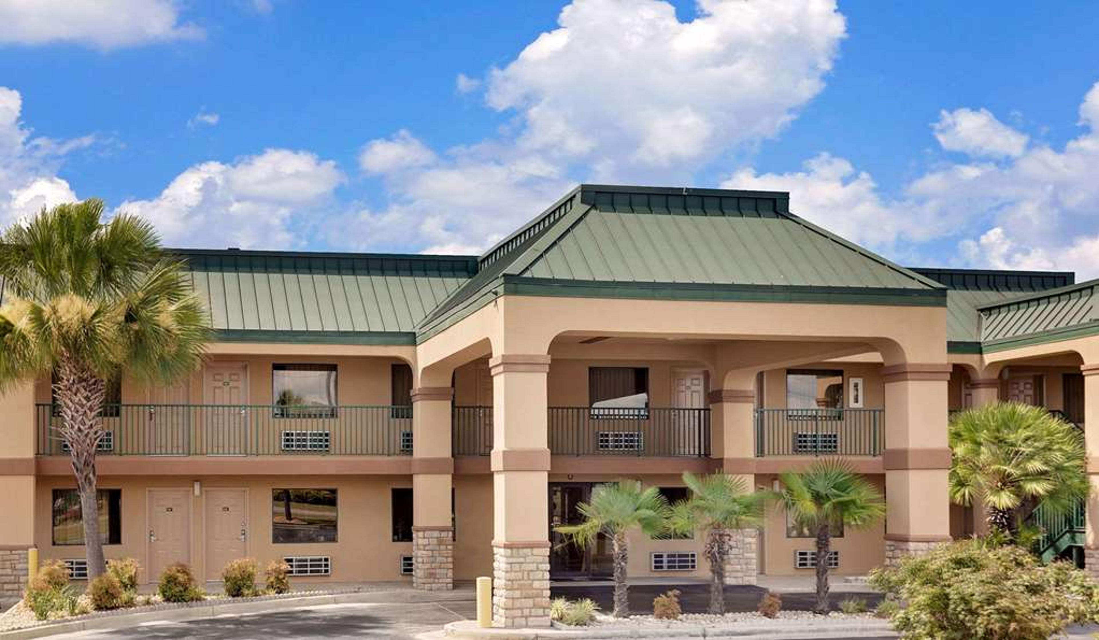 SUPER 8 BY WYNDHAM BYRON/SOUTH MACO