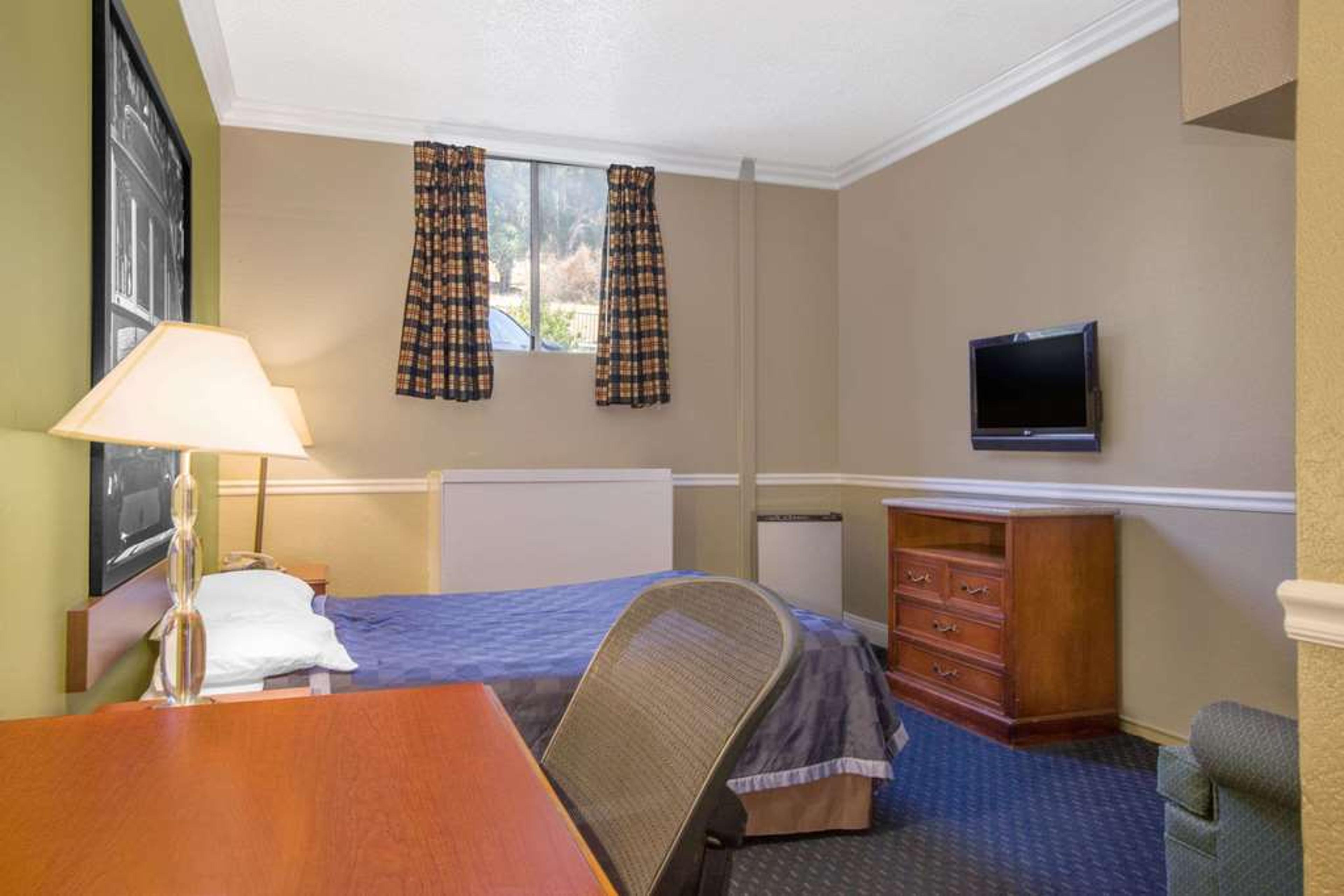 SUPER 8 BY WYNDHAM HAYWARD DOWNTOWN