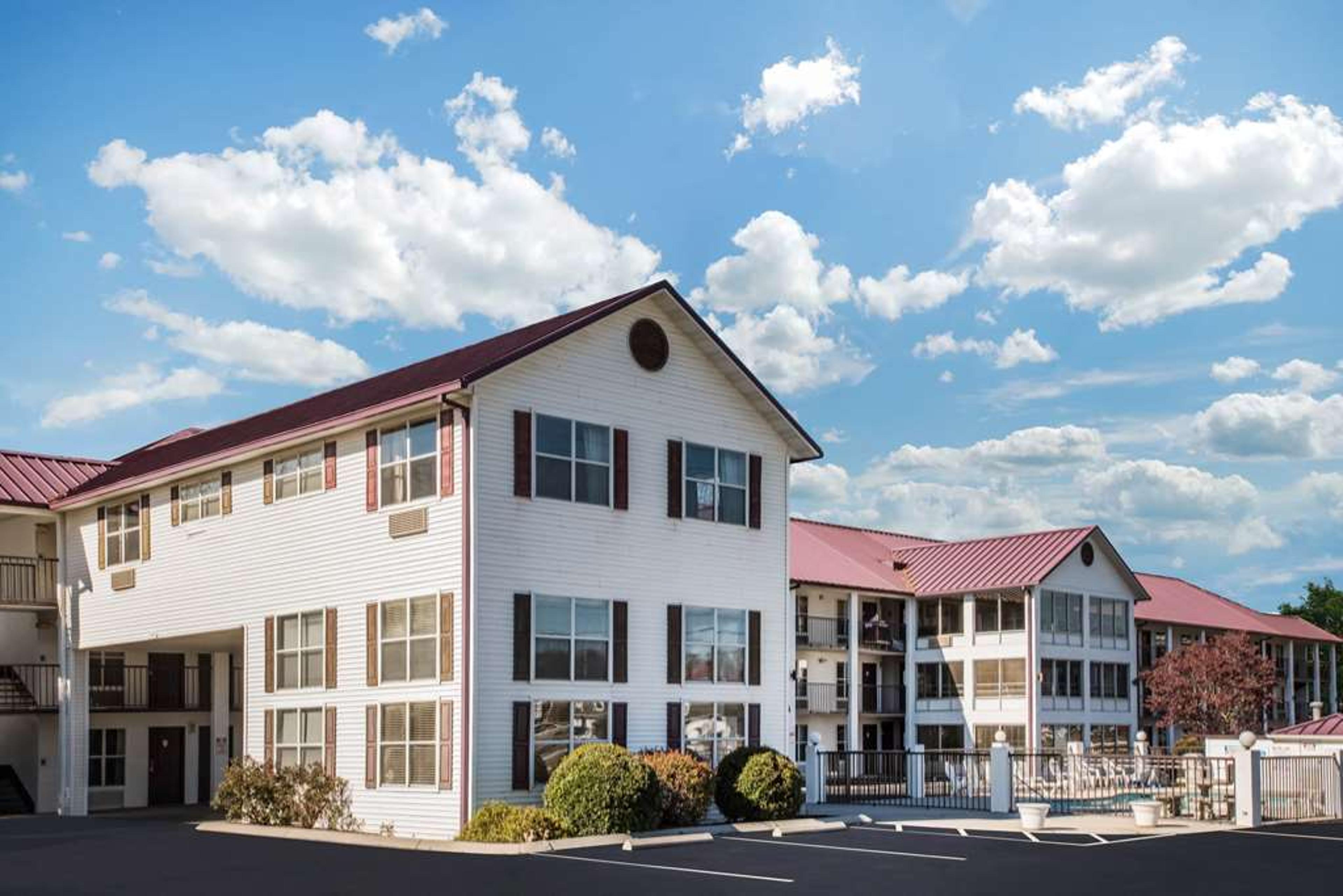 SUPER 8 BY WYNDHAM SEVIERVILLE RIVE