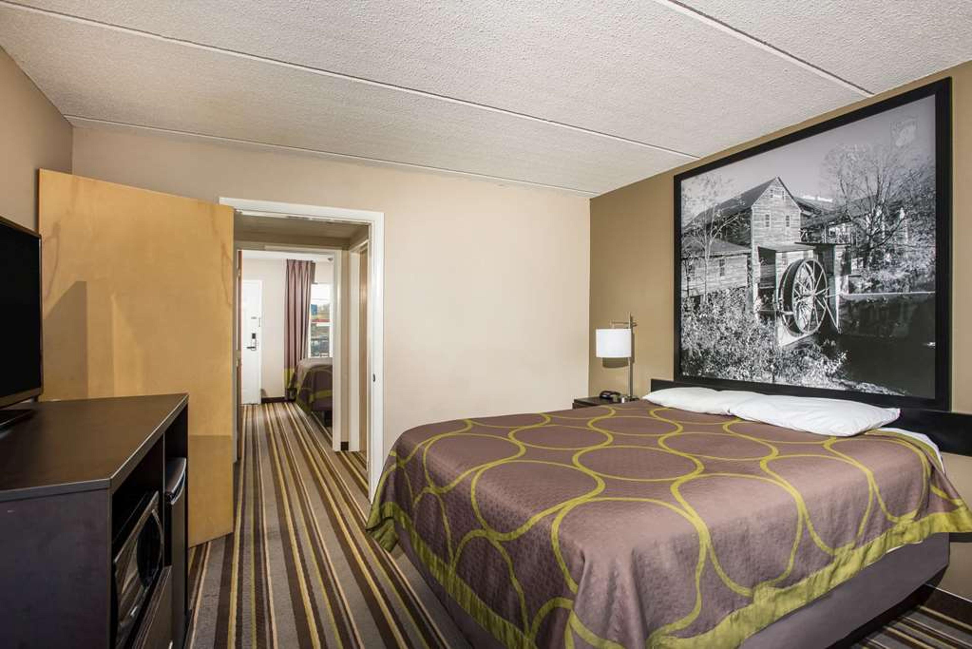 SUPER 8 BY WYNDHAM SEVIERVILLE RIVE