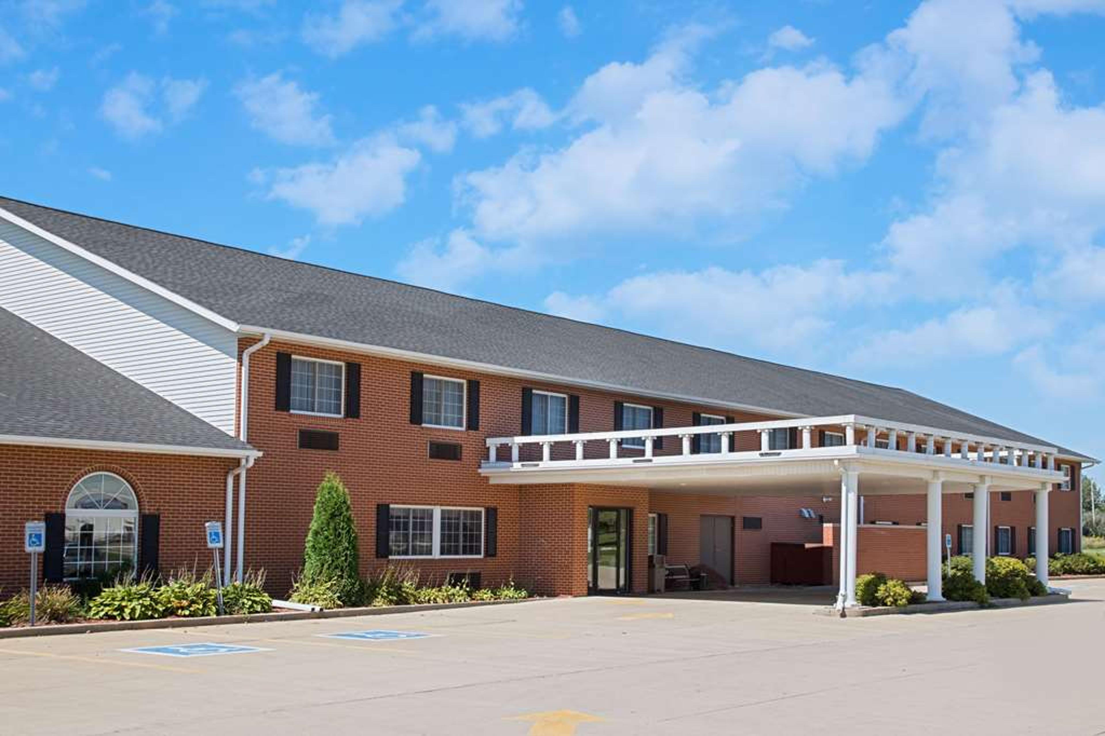 SUPER 8 BY WYNDHAM NEW HAMPTON