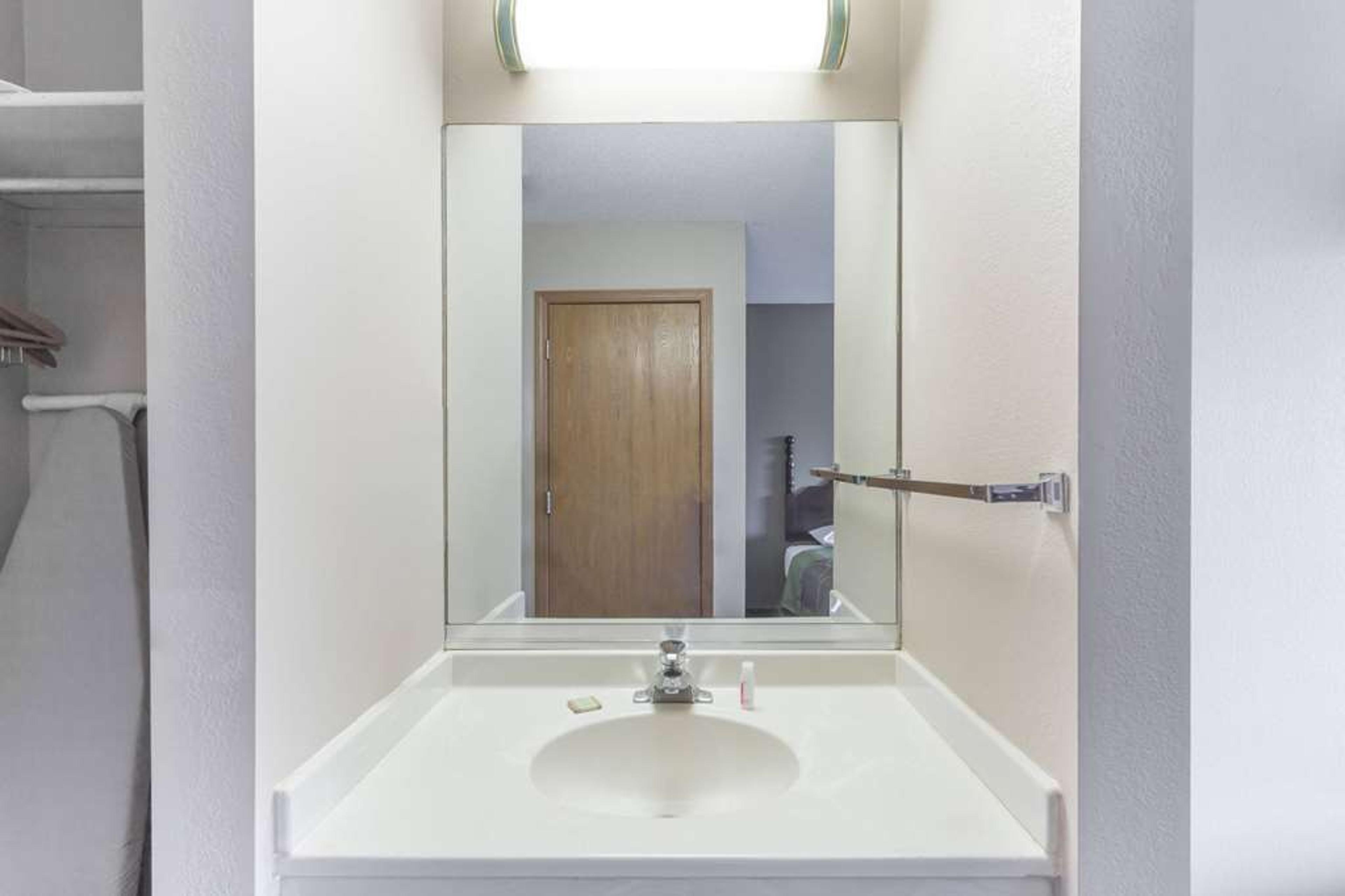 SUPER 8 BY WYNDHAM YORKVILLE