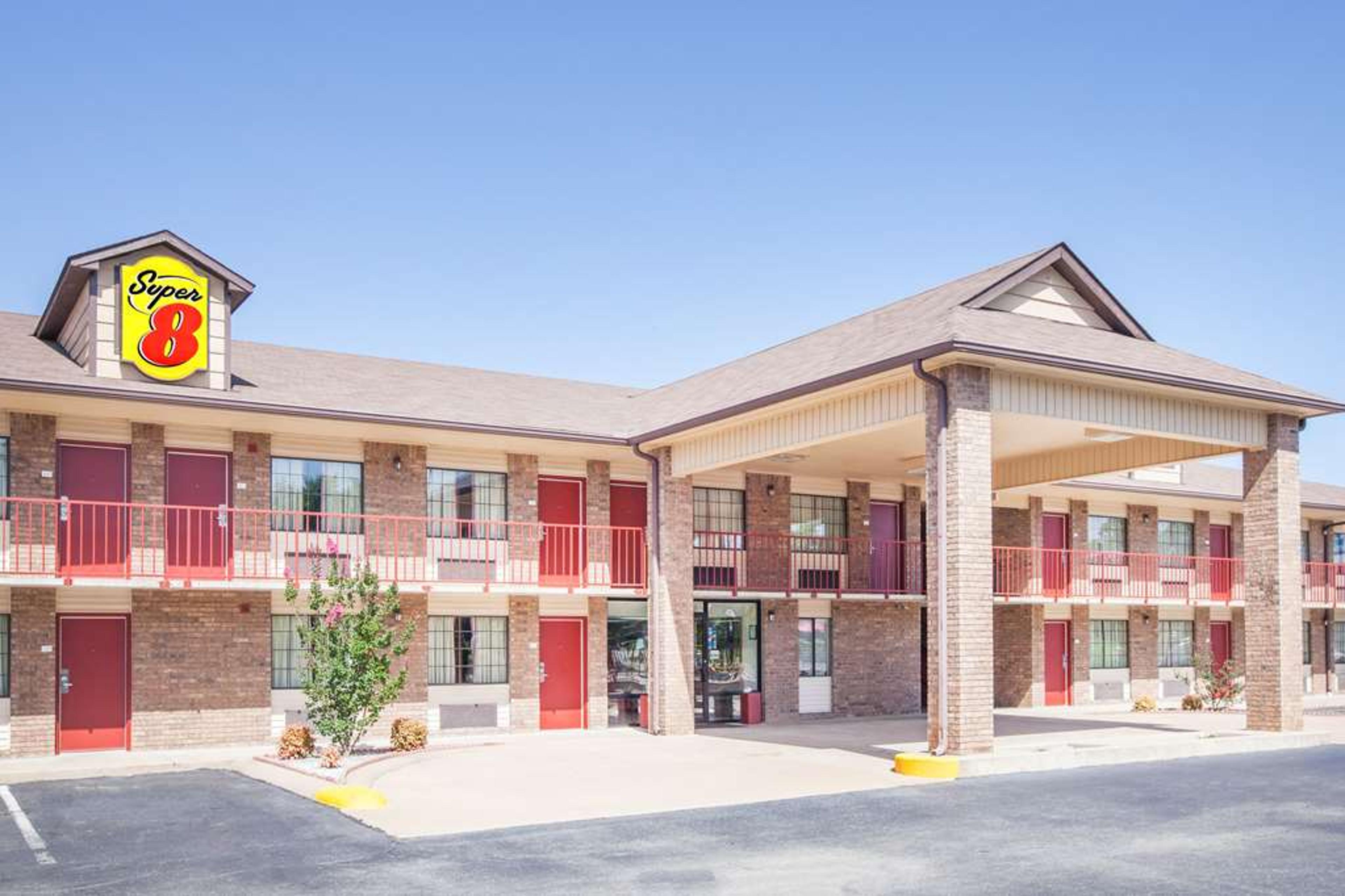SUPER 8 BY WYNDHAM CLINTON