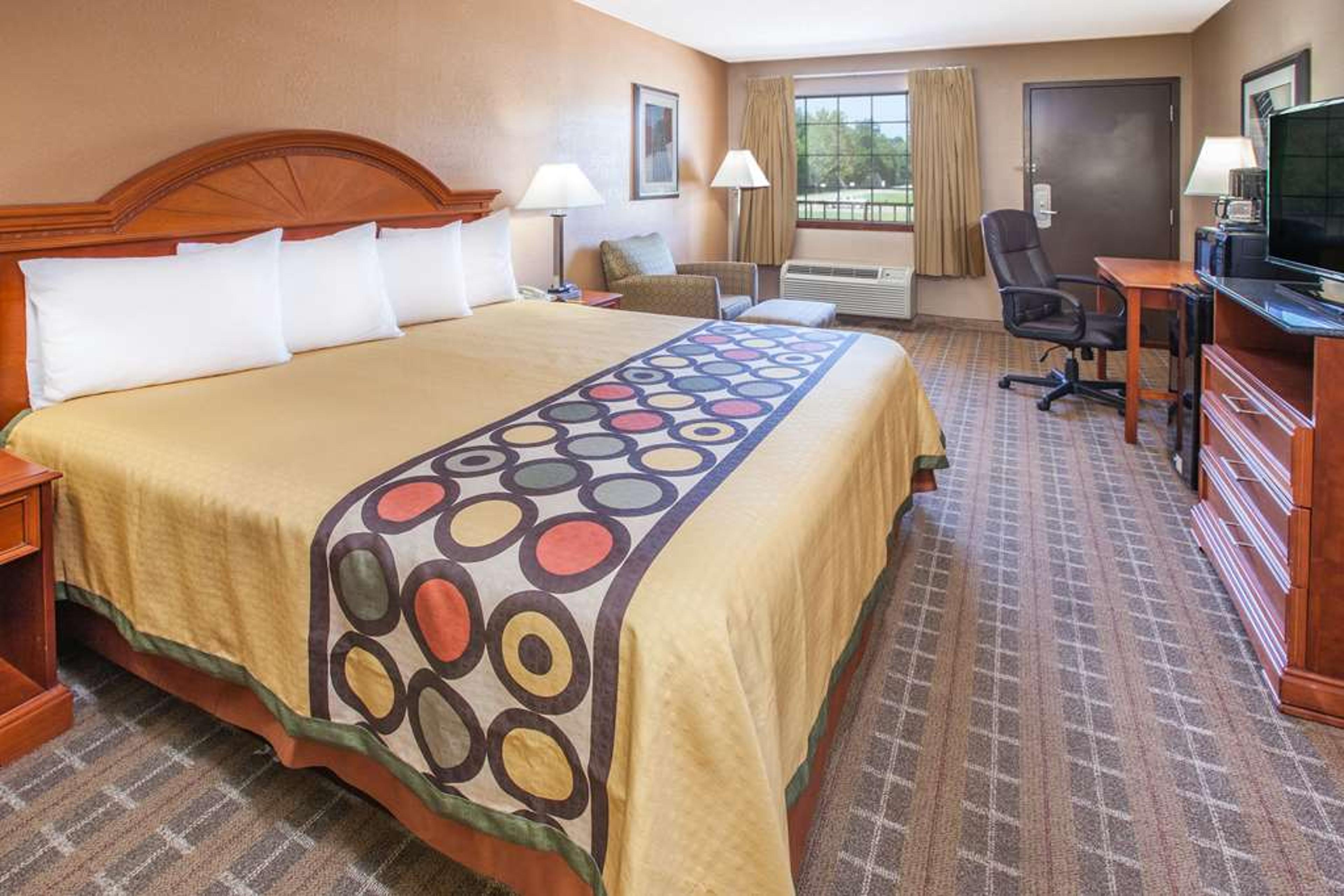 SUPER 8 BY WYNDHAM CLINTON