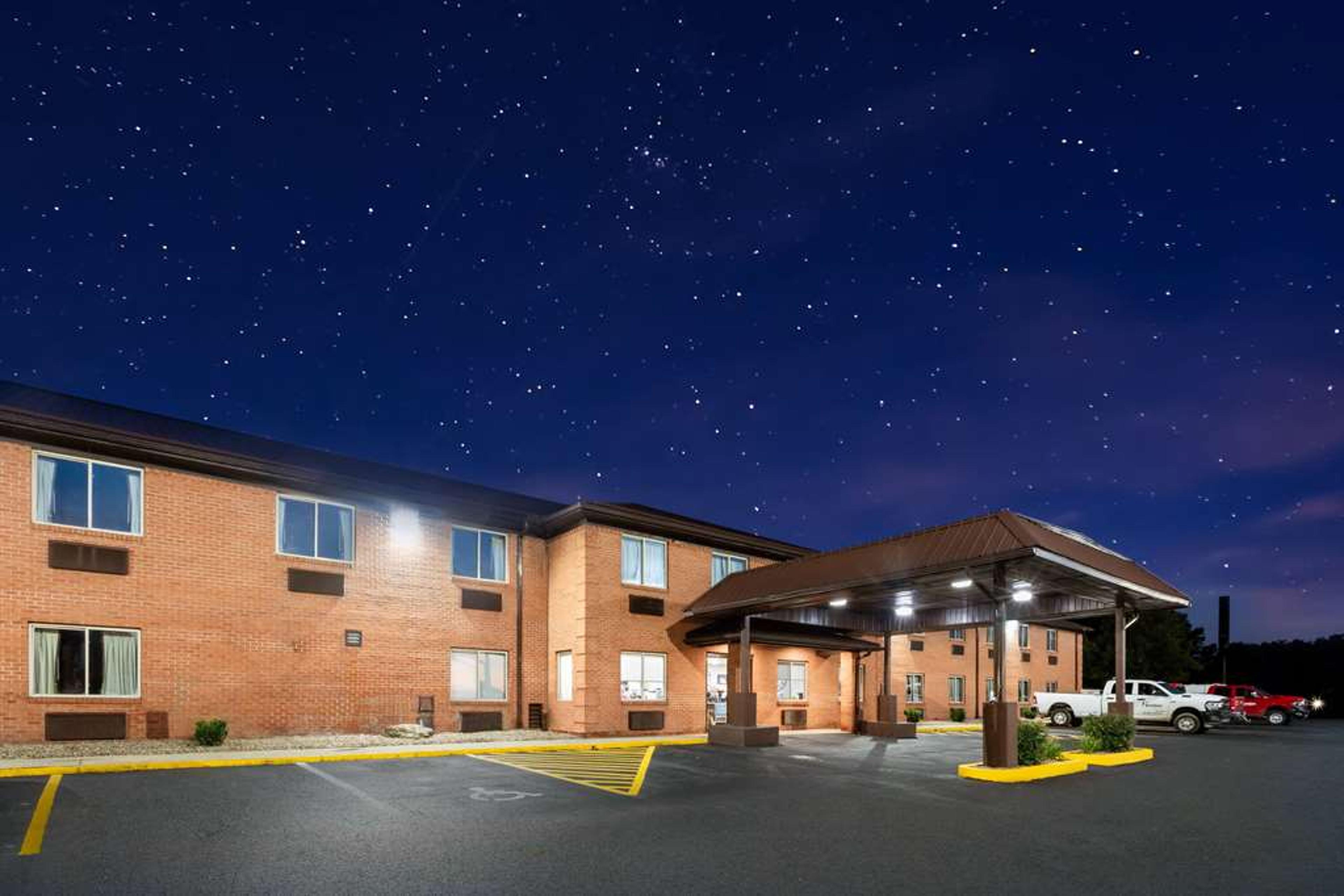 SUPER 8 BY WYNDHAM FAIRMONT