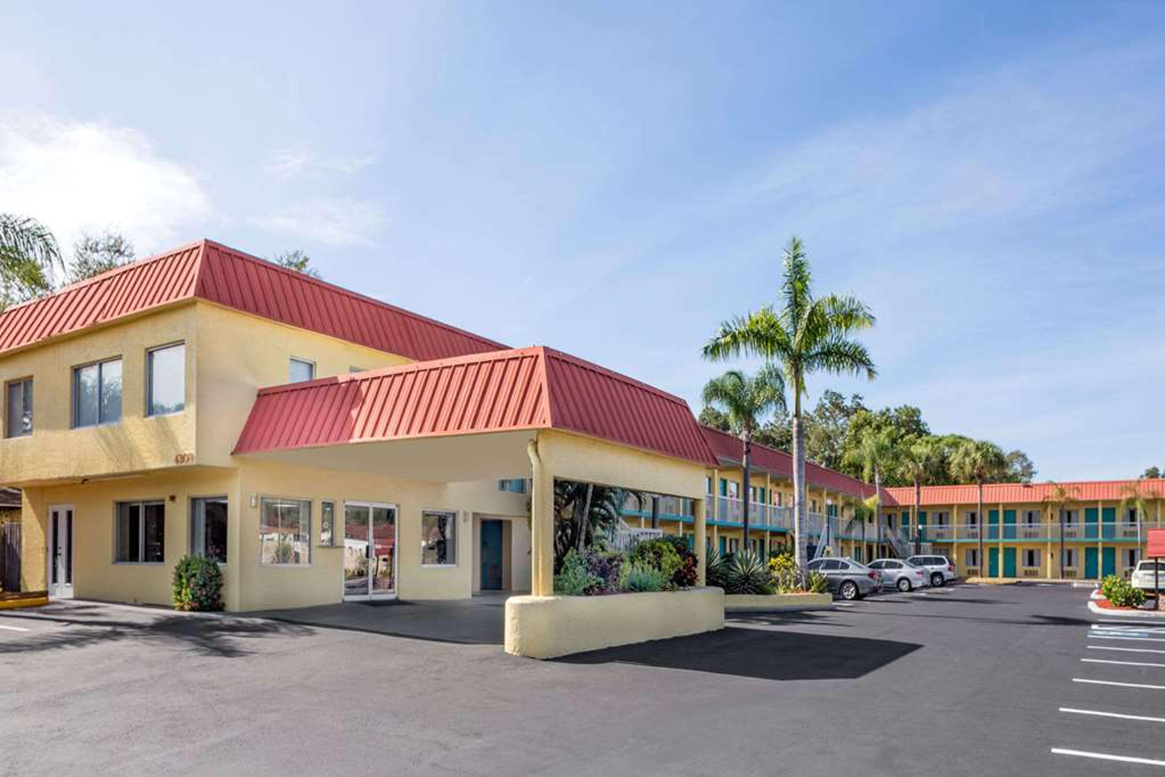SUPER 8 BY WYNDHAM SARASOTA NEAR SI
