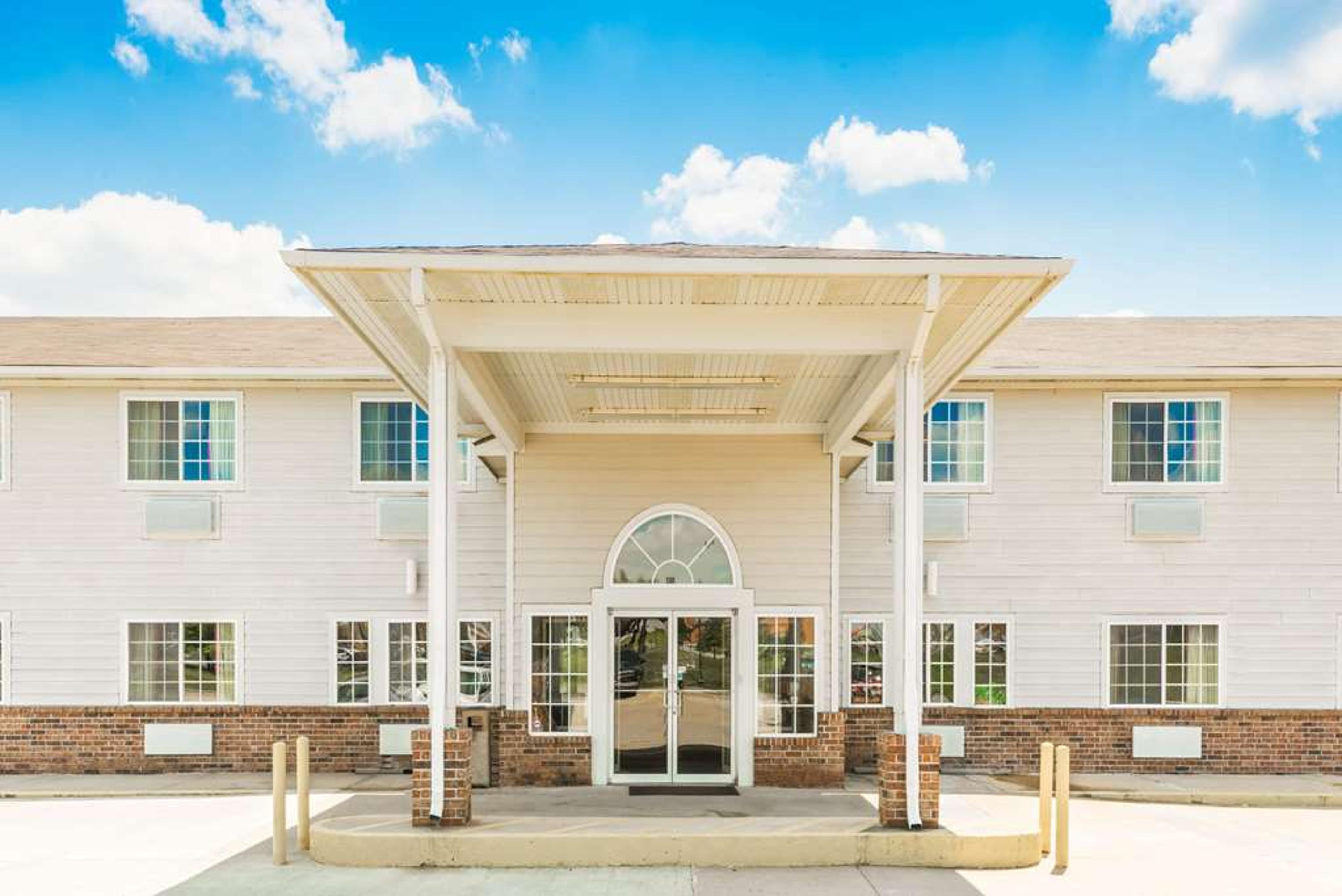 SUPER 8 BY WYNDHAM PLATTE CITY/KCI