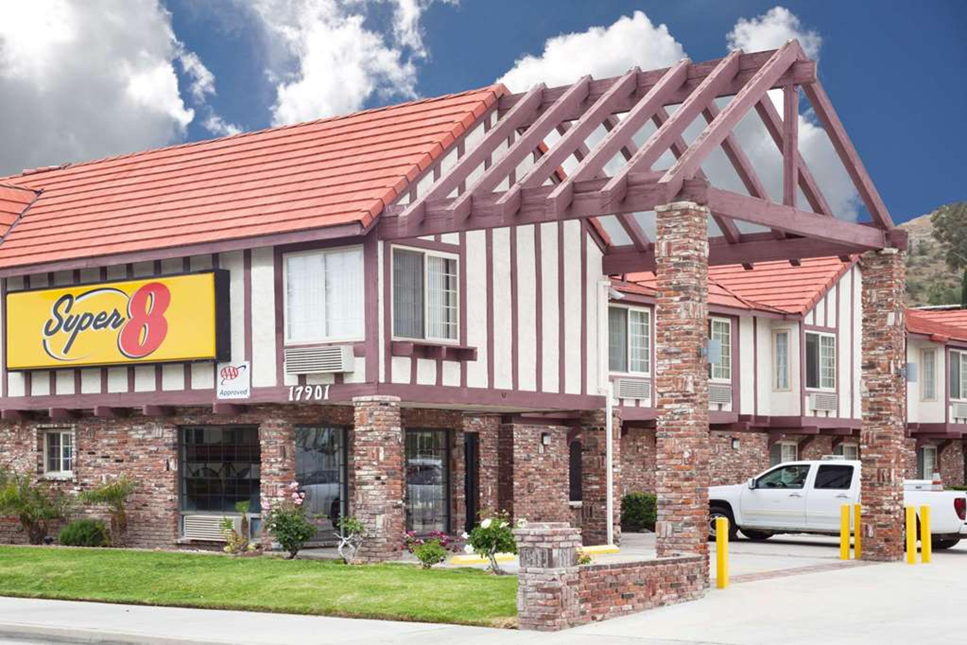 SUPER 8 SANTA CLARITA/VALENCIA
